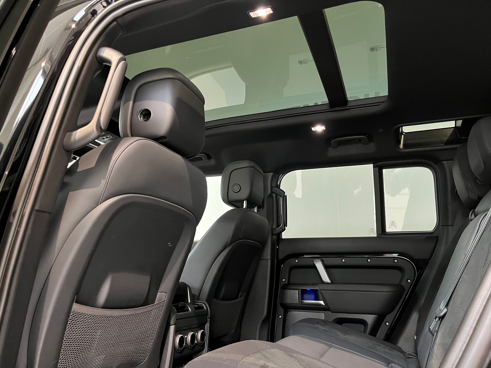 LAND ROVER Defender 110 525 V8 5.0 AT8-image-6