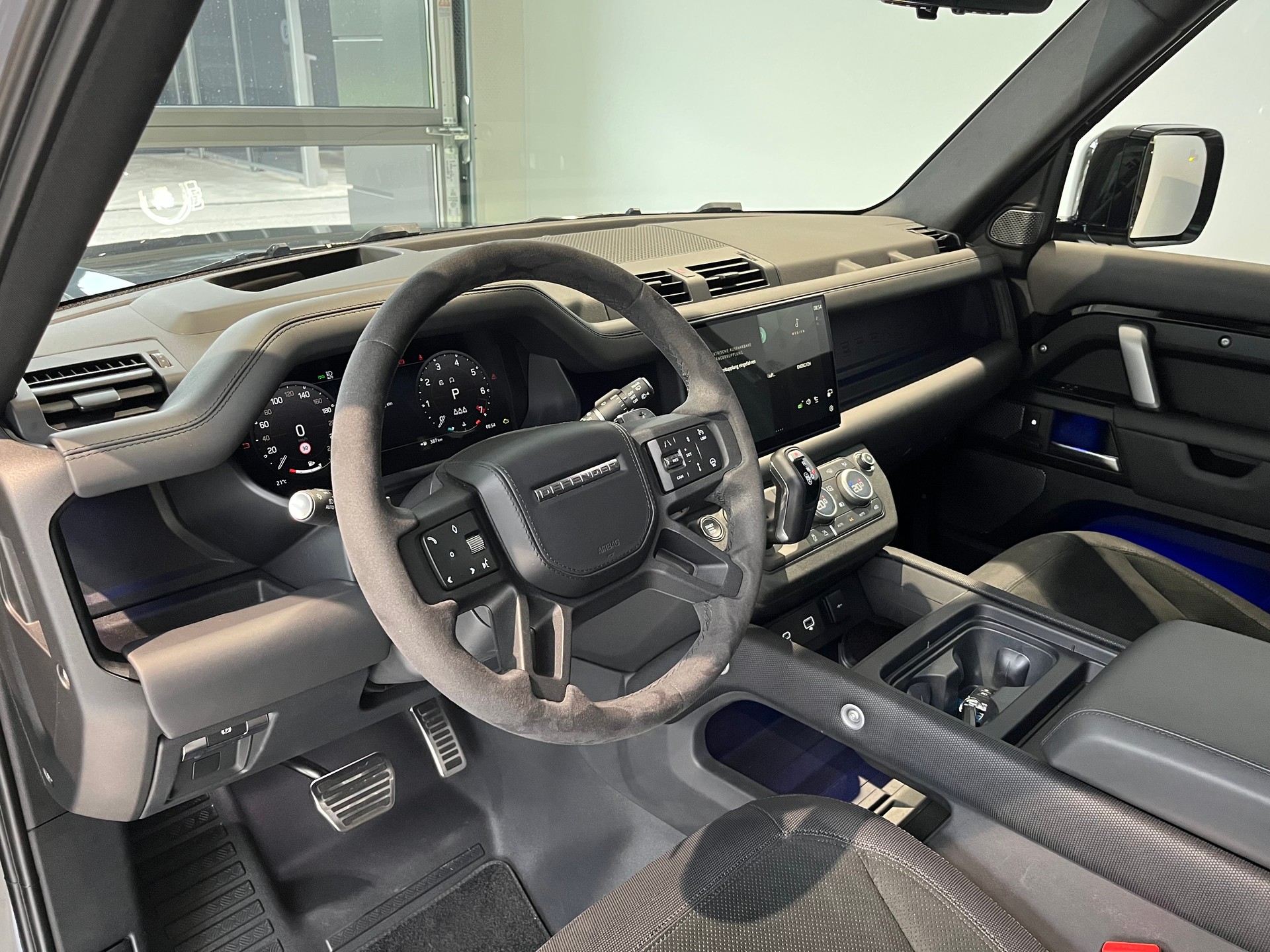 LAND ROVER Defender 110 525 V8 5.0 AT8-image-3