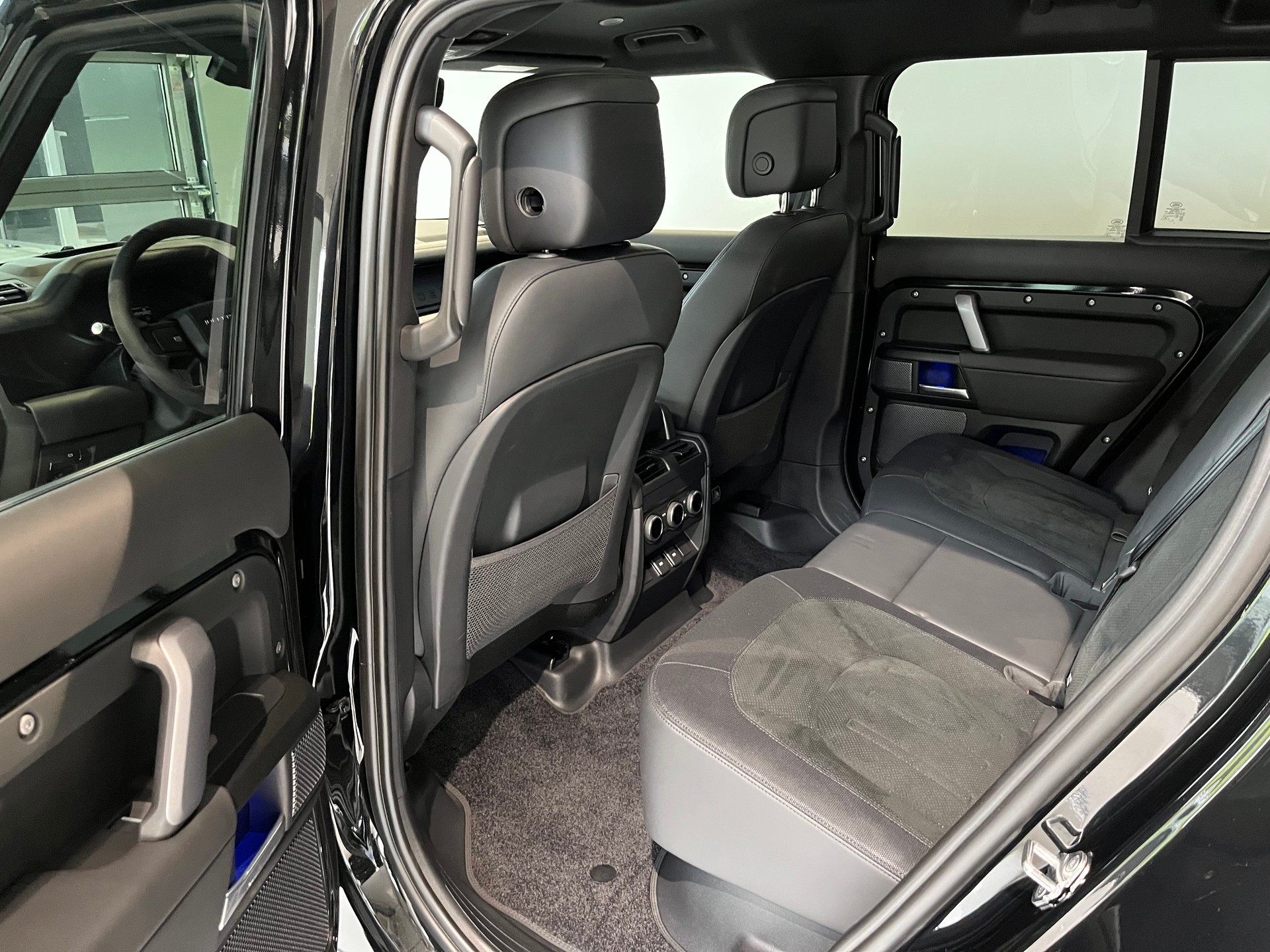 LAND ROVER Defender 110 525 V8 5.0 AT8-image-5
