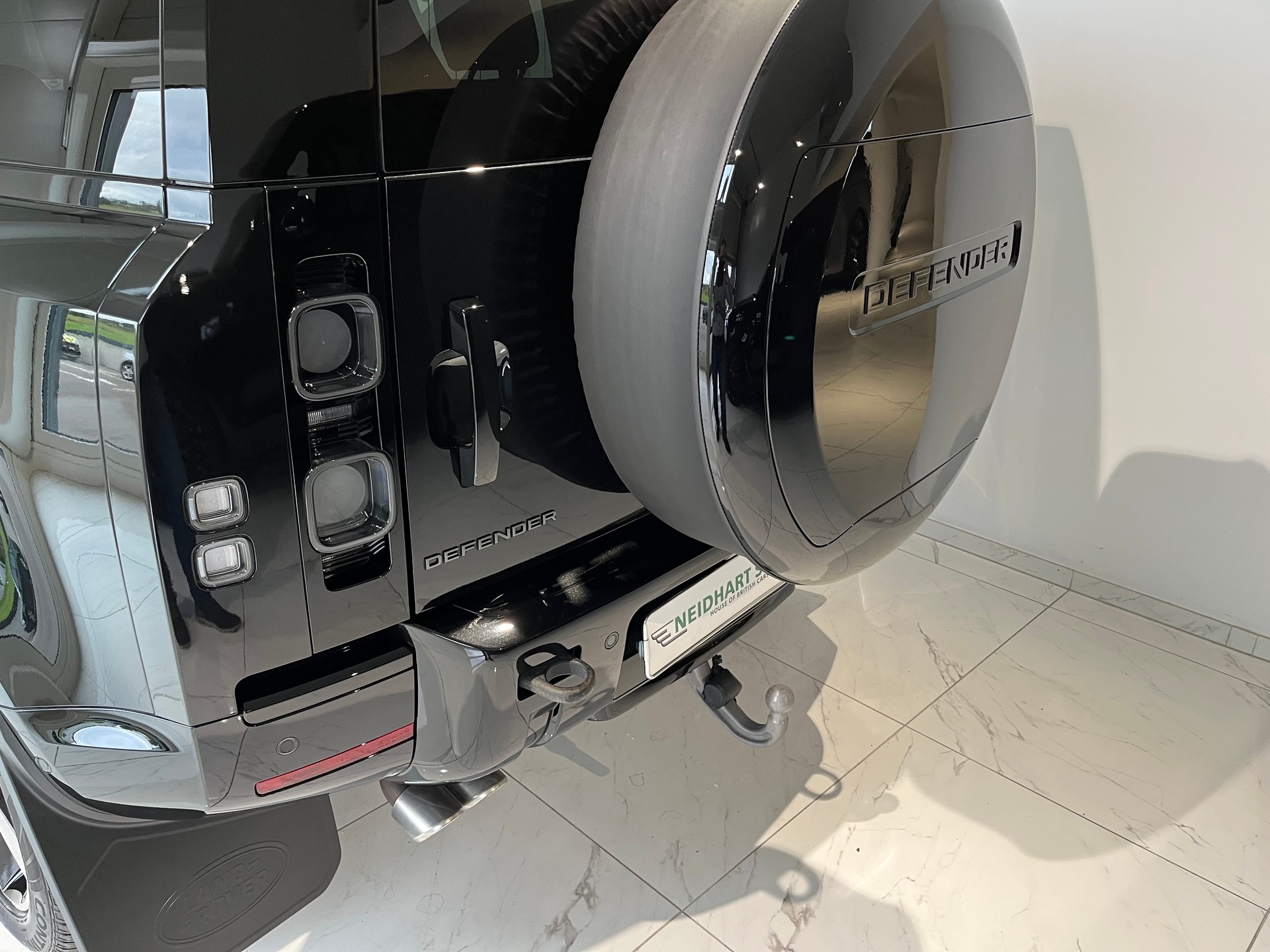 LAND ROVER Defender 110 525 V8 5.0 AT8-image-2