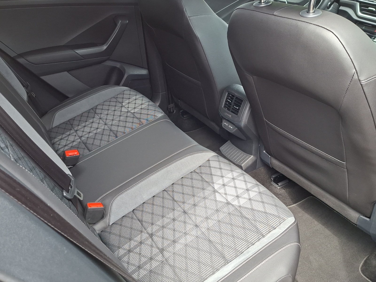 VW T-Roc 2.0 TSI R-Line DSG 4Motion-image-19
