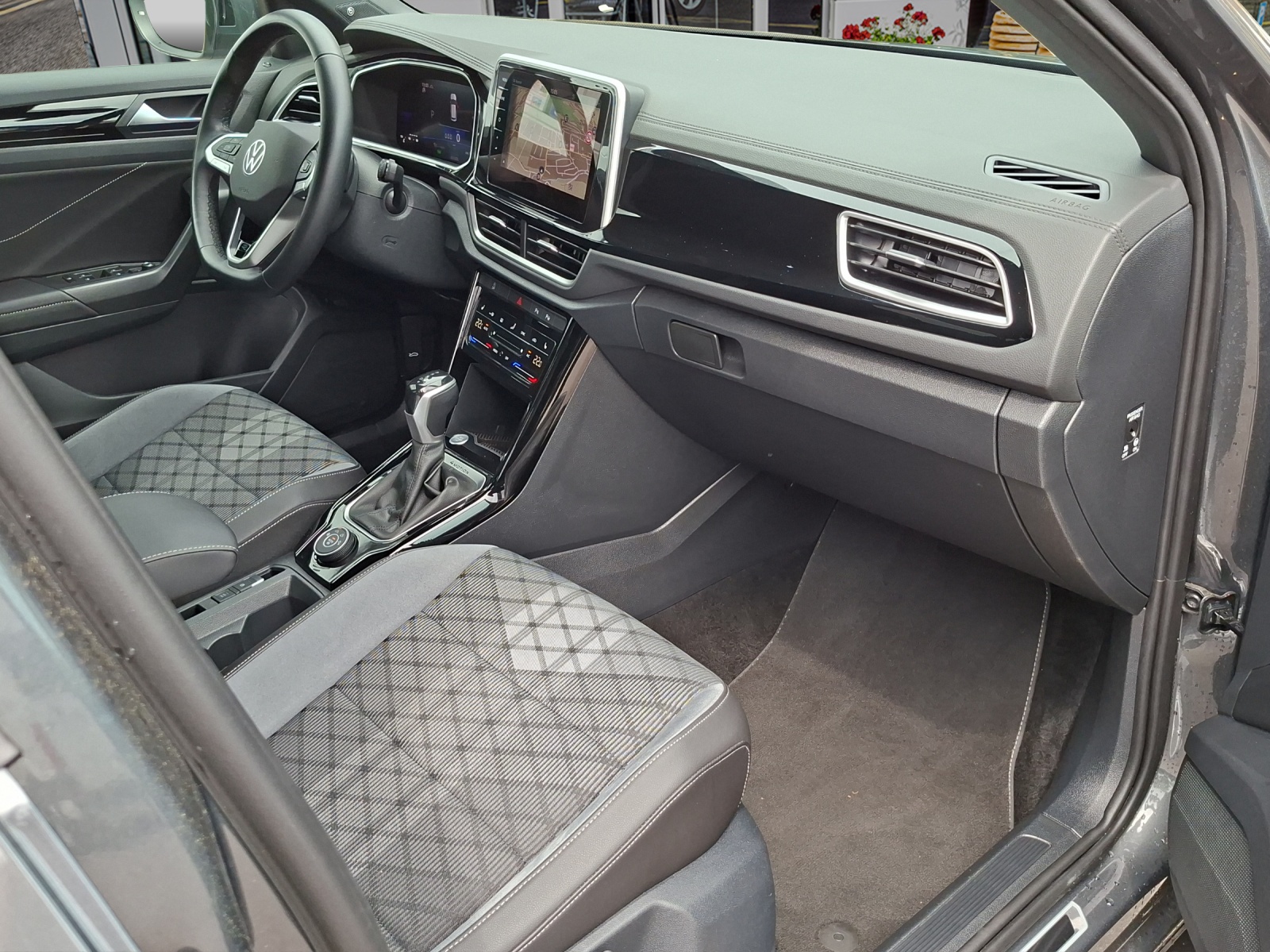 VW T-Roc 2.0 TSI R-Line DSG 4Motion-image-17