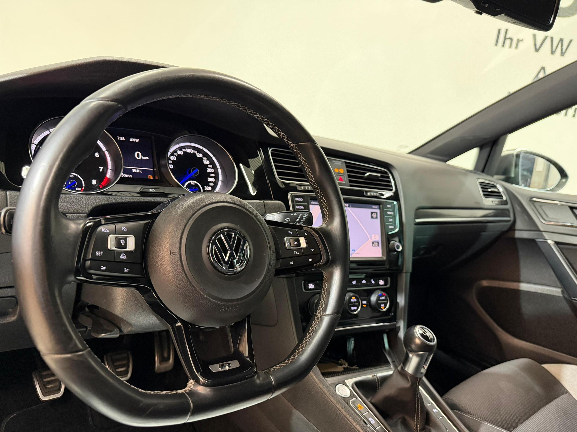 VW Golf 2.0 TSI R 4Motion-image-5