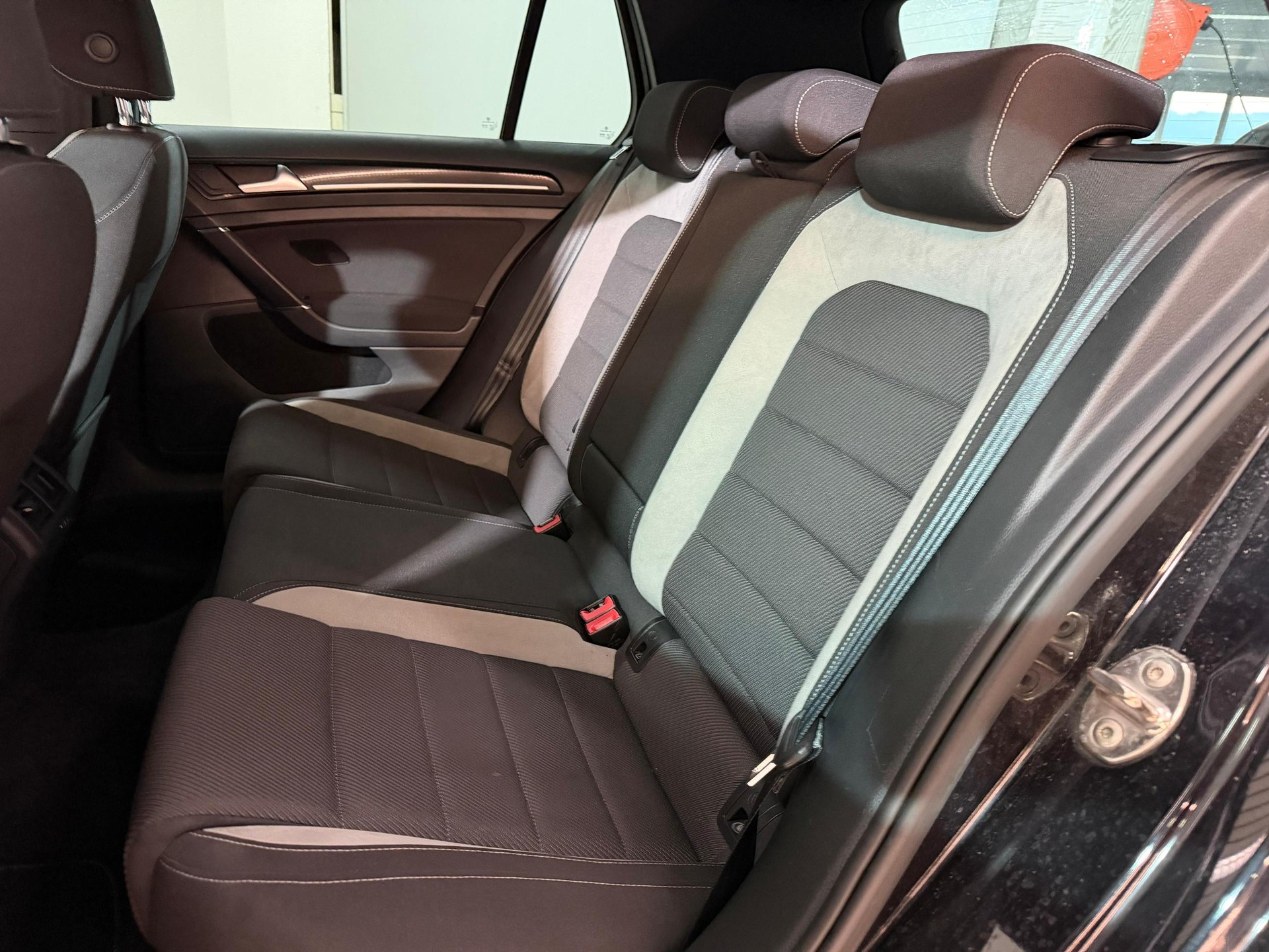 VW Golf 2.0 TSI R 4Motion-image-9