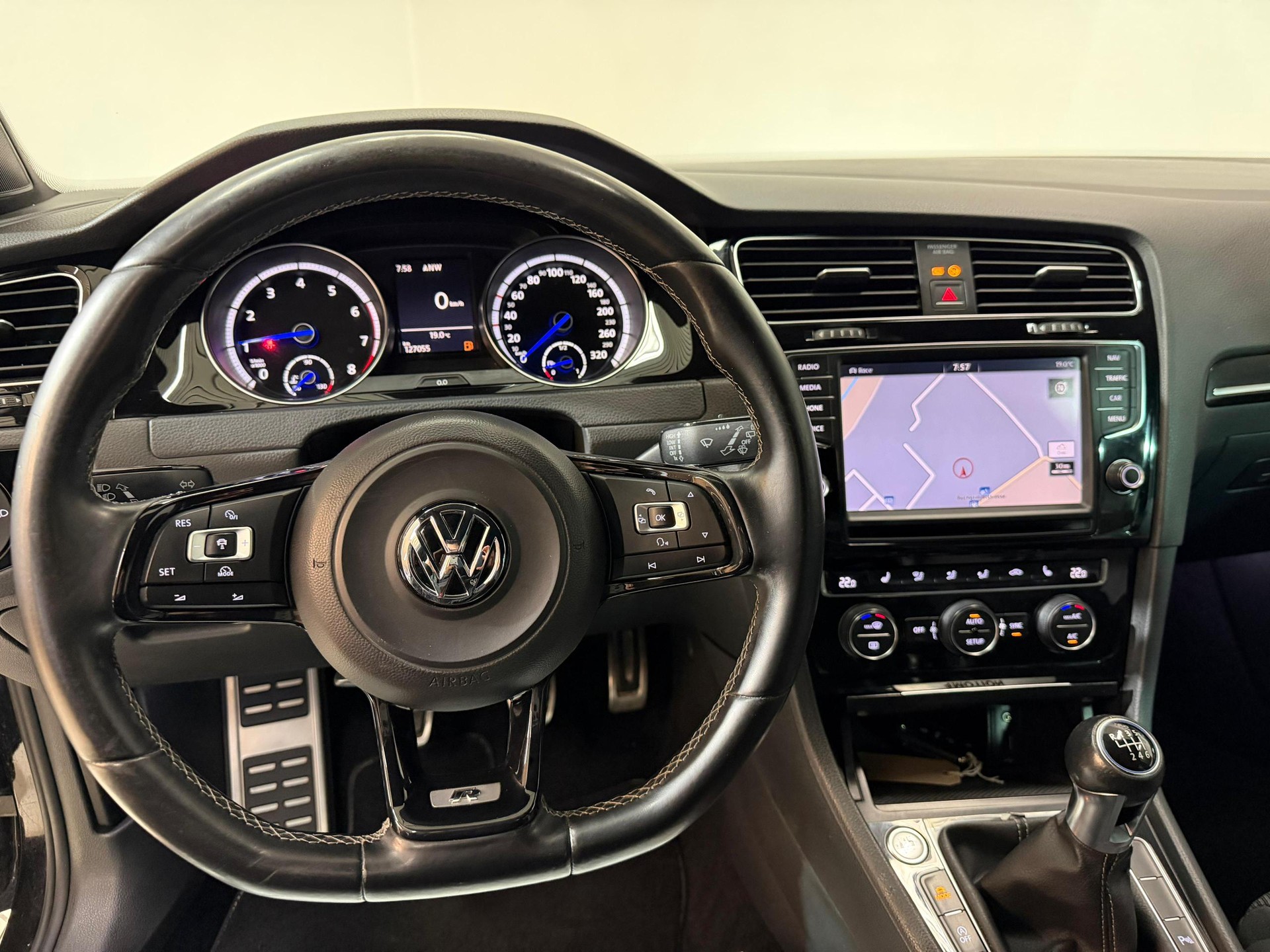 VW Golf 2.0 TSI R 4Motion-image-6
