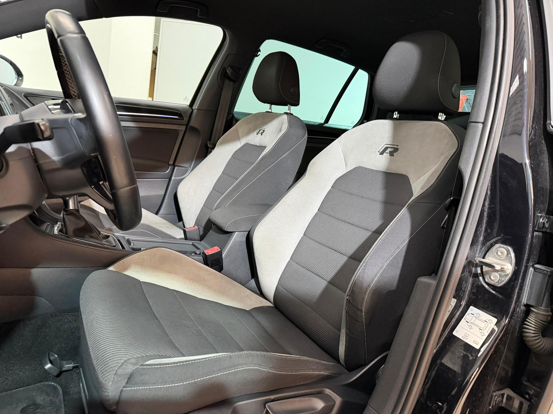 VW Golf 2.0 TSI R 4Motion-image-8