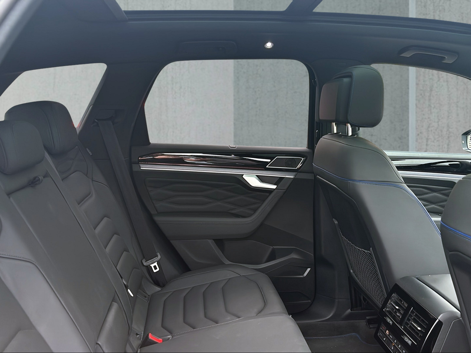VW Touareg 3.0 TSI eHybrid R Final Edition Tiptronic-image-4