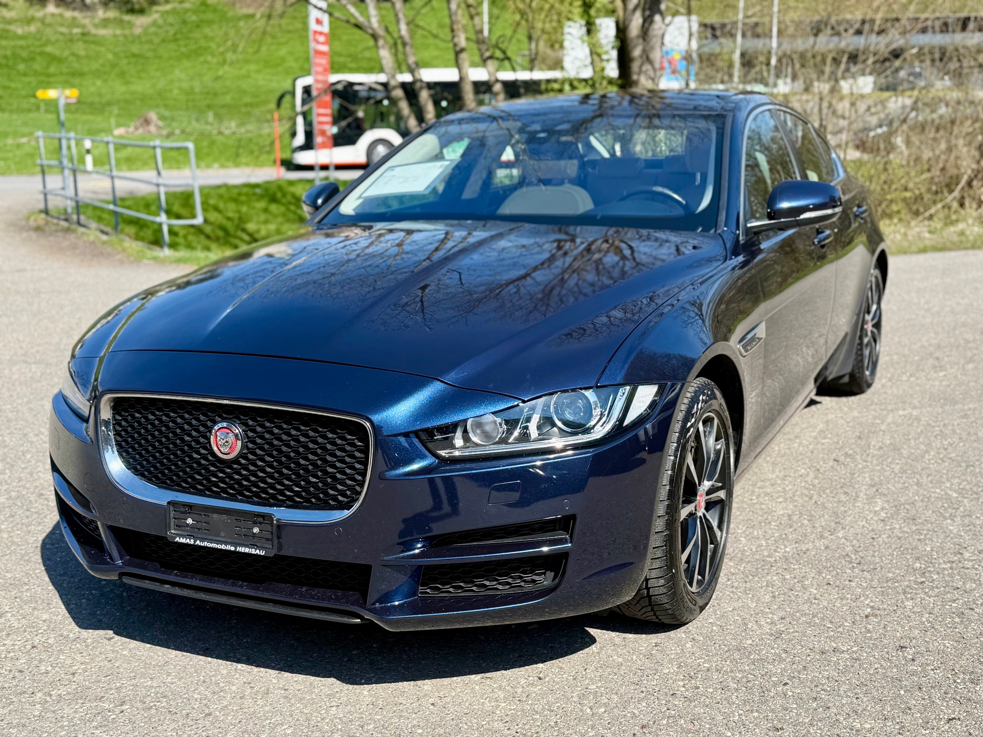 JAGUAR XE 20d Pure AWD Automat-image-0