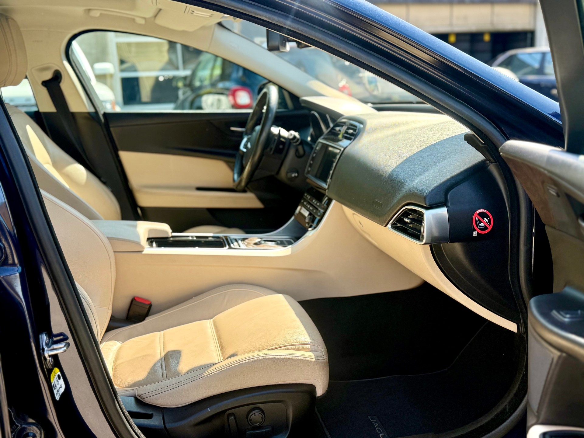 JAGUAR XE 20d Pure AWD Automat-image-9