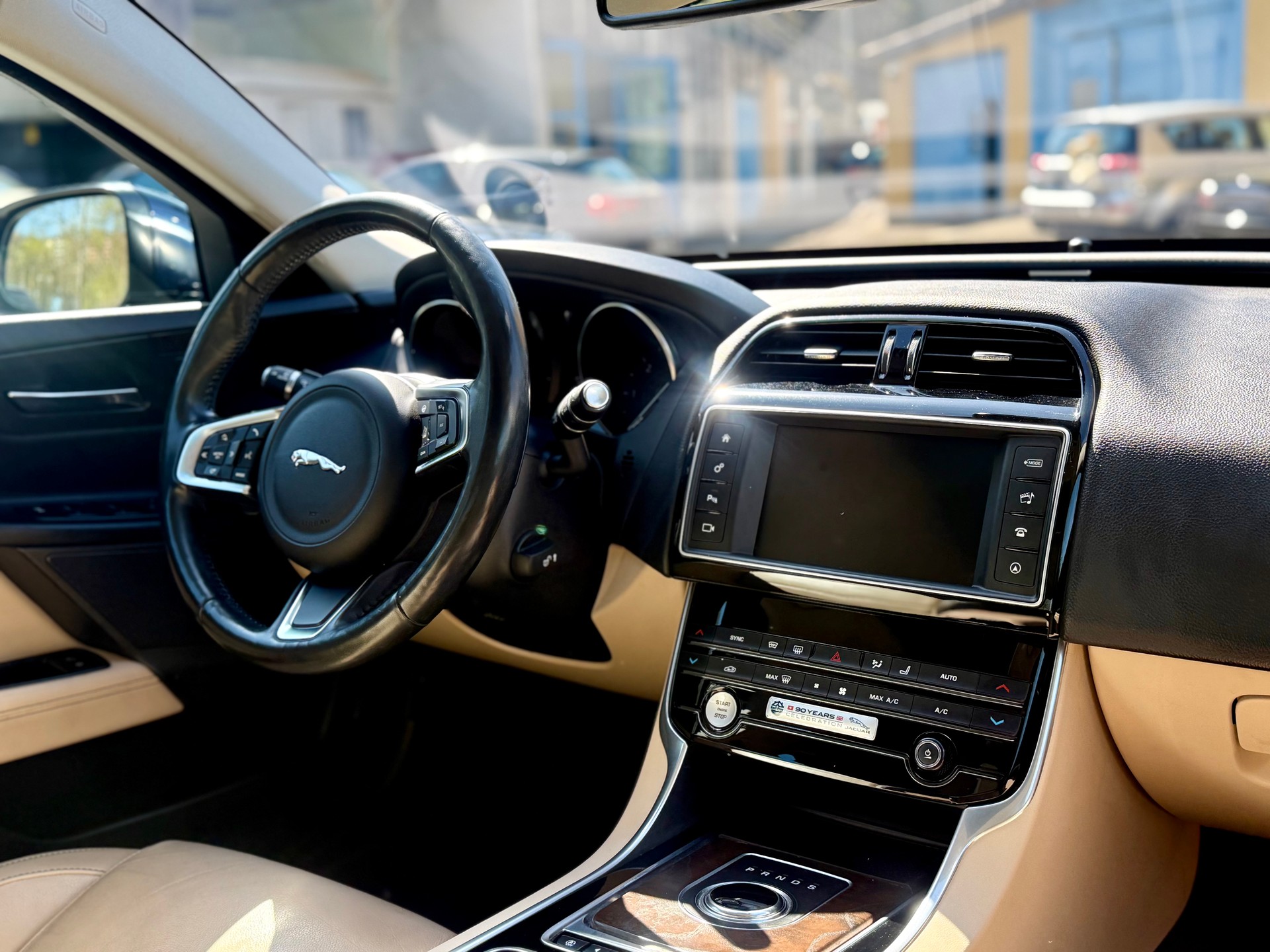 JAGUAR XE 20d Pure AWD Automat-image-8