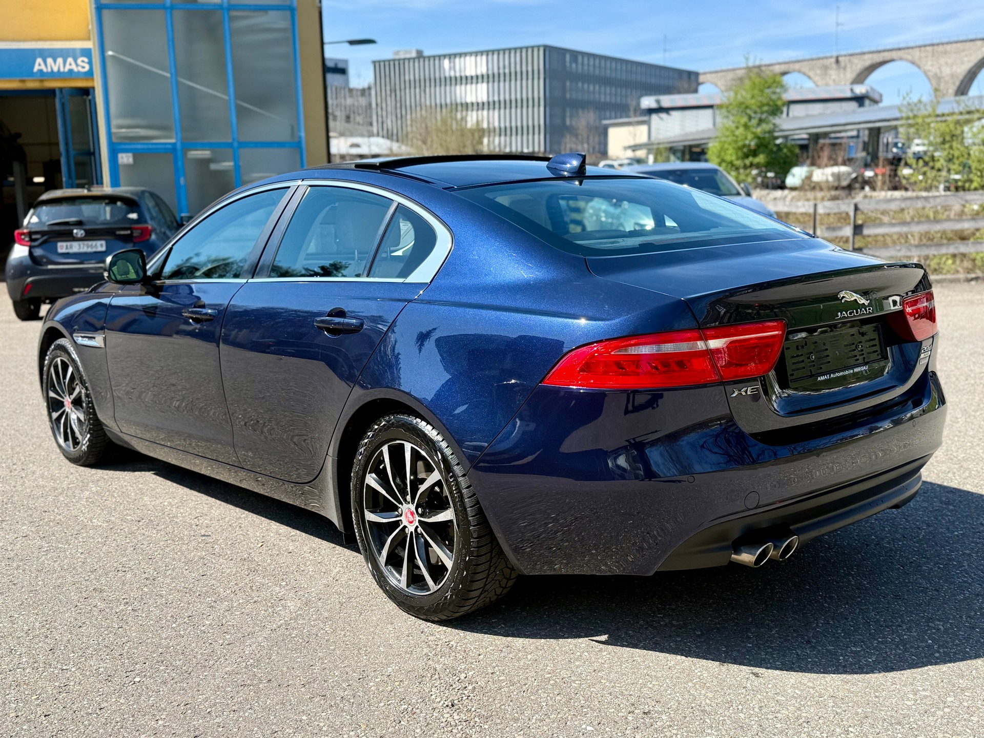 JAGUAR XE 20d Pure AWD Automat-image-2