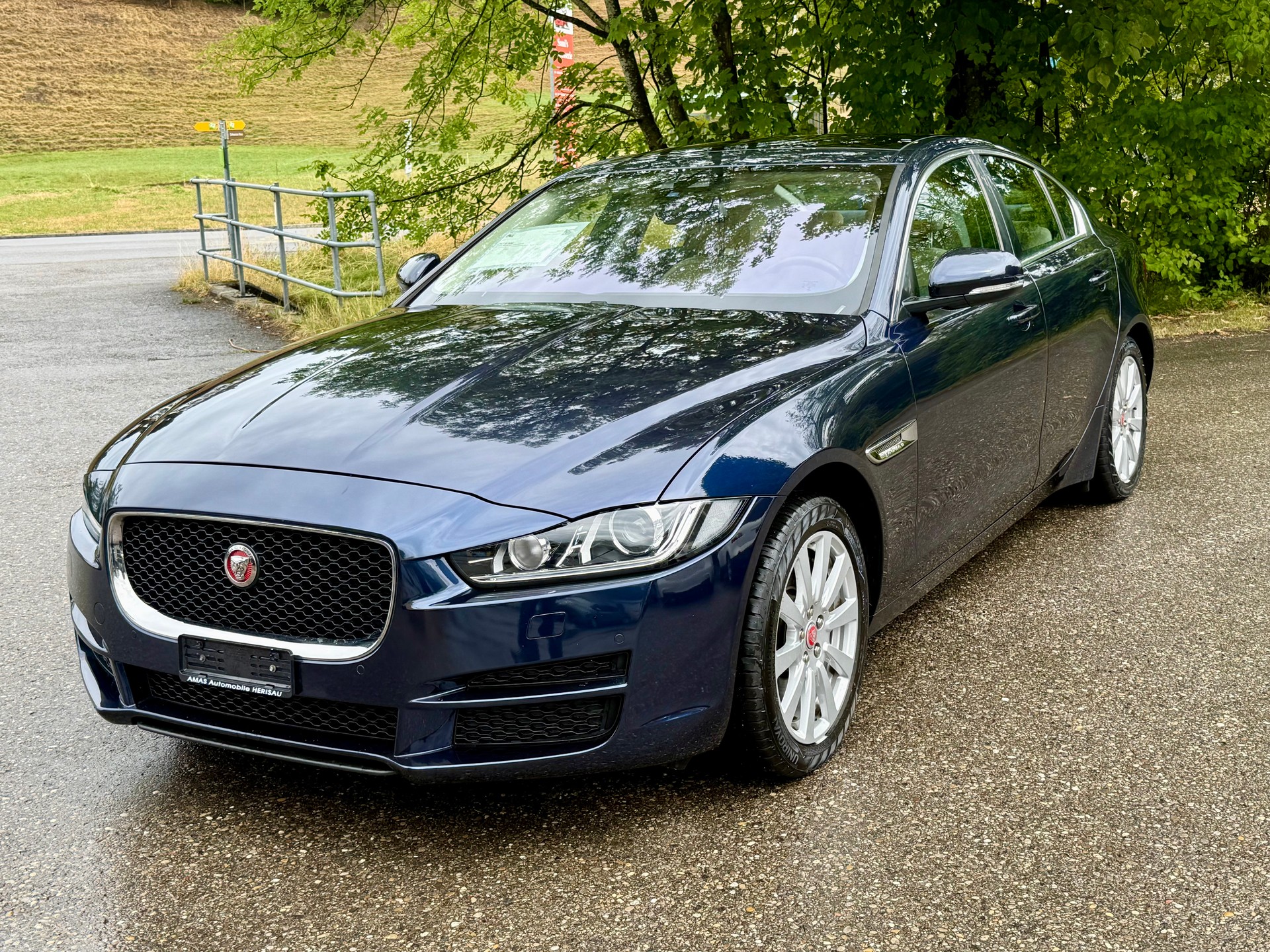 JAGUAR XE 20d Pure AWD Automat-image-0