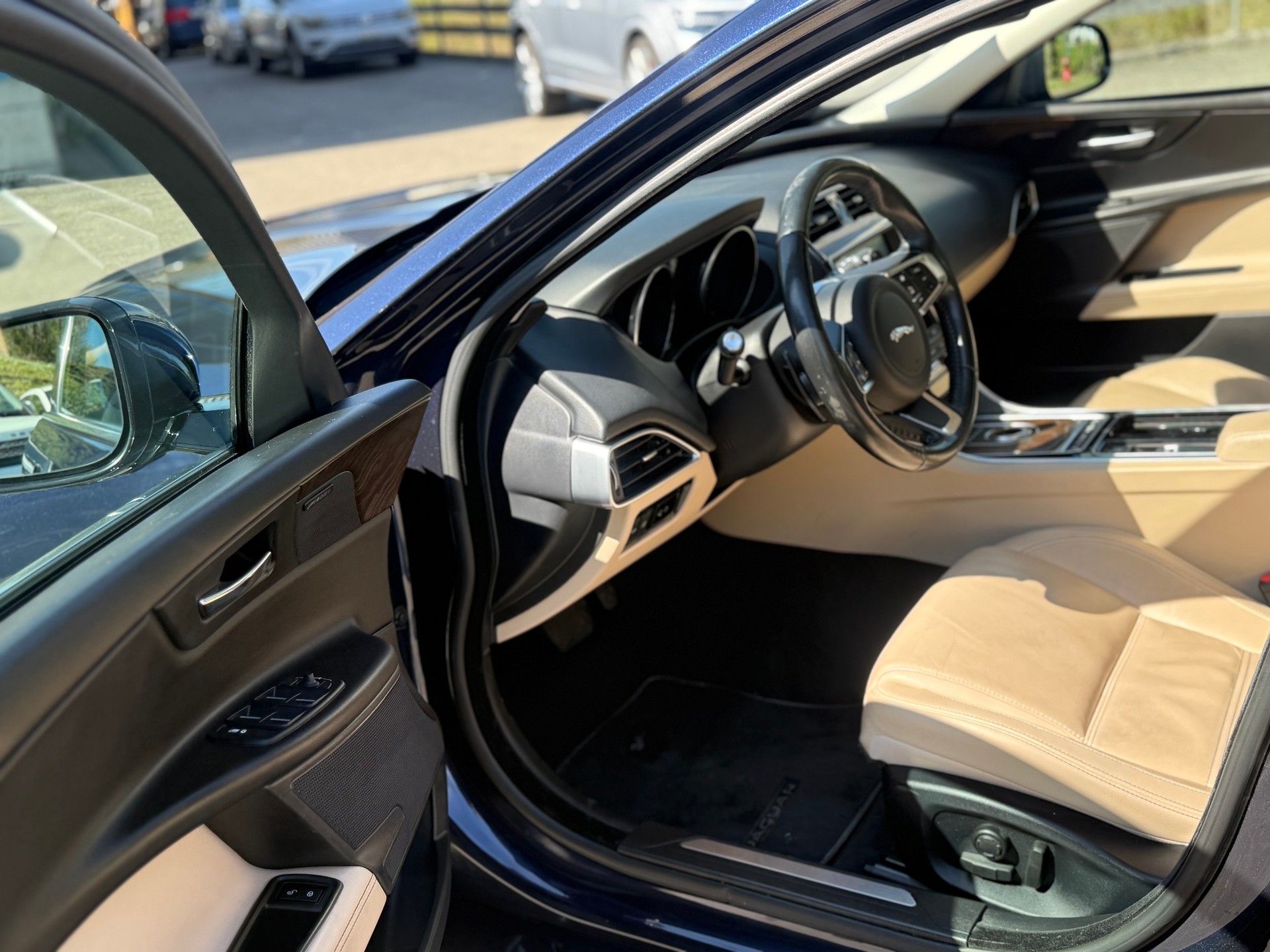 JAGUAR XE 20d Pure AWD Automat-image-5