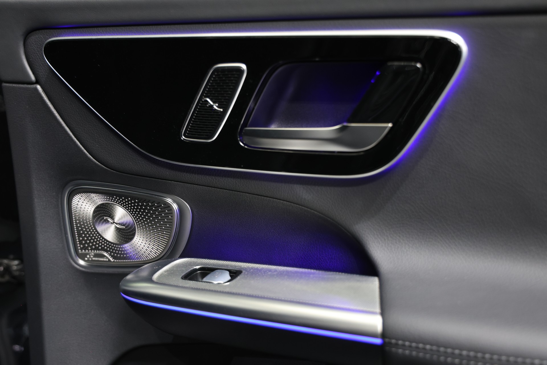 MERCEDES-BENZ GLC 300 d 4Matic AMG Line 9G-Tronic Burmester AHK Pano-image-4