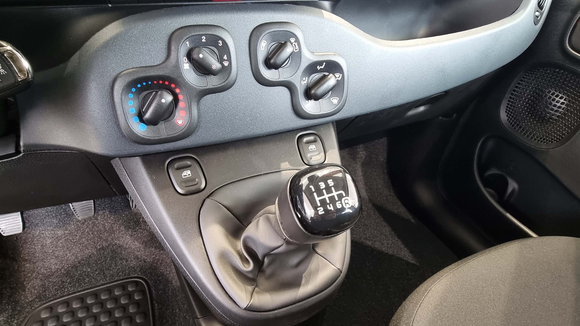 FIAT Panda 1.0 Hybrid City Life-image-8