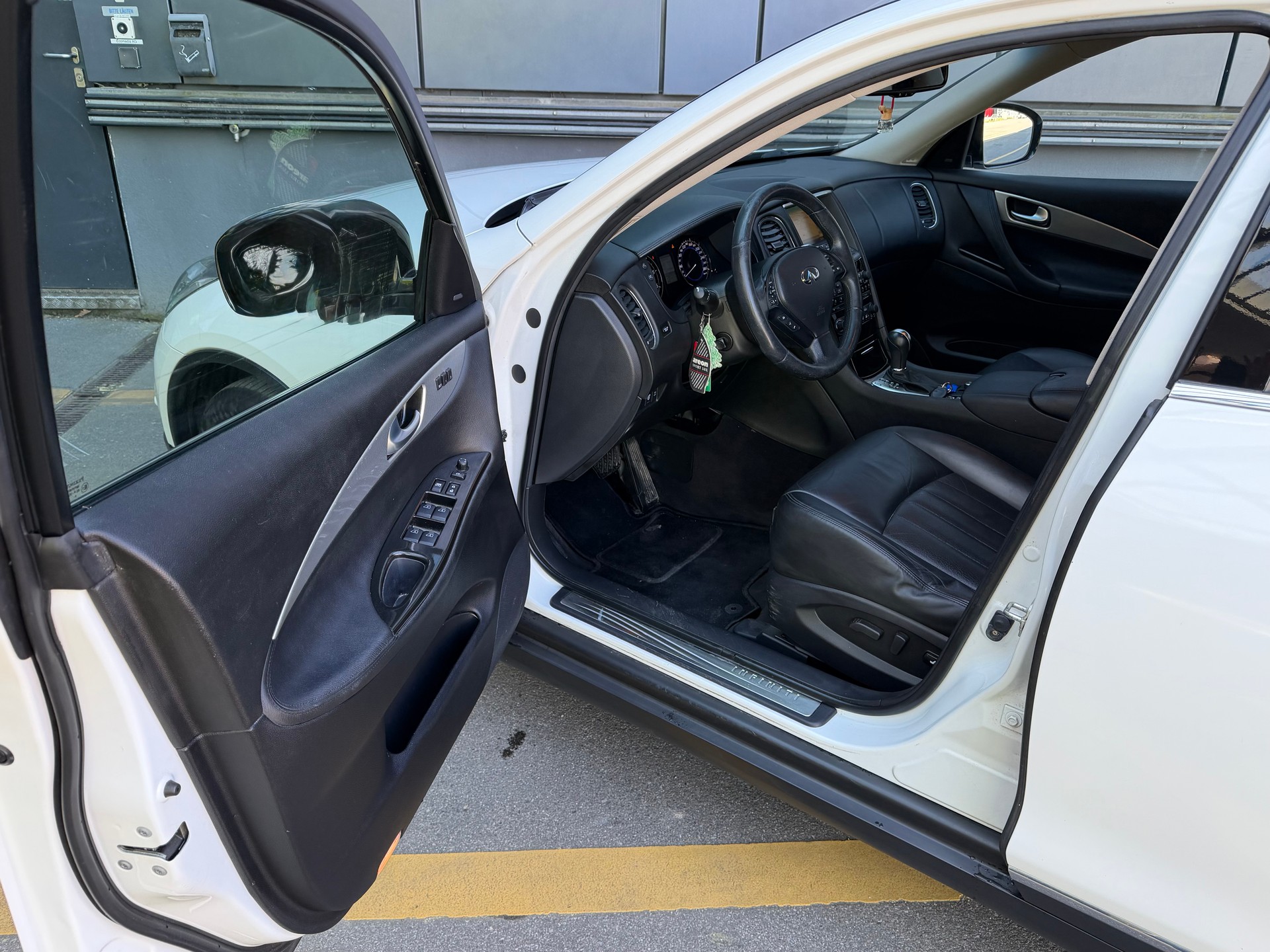 INFINITI EX30d GT AWD Automatic-image-15