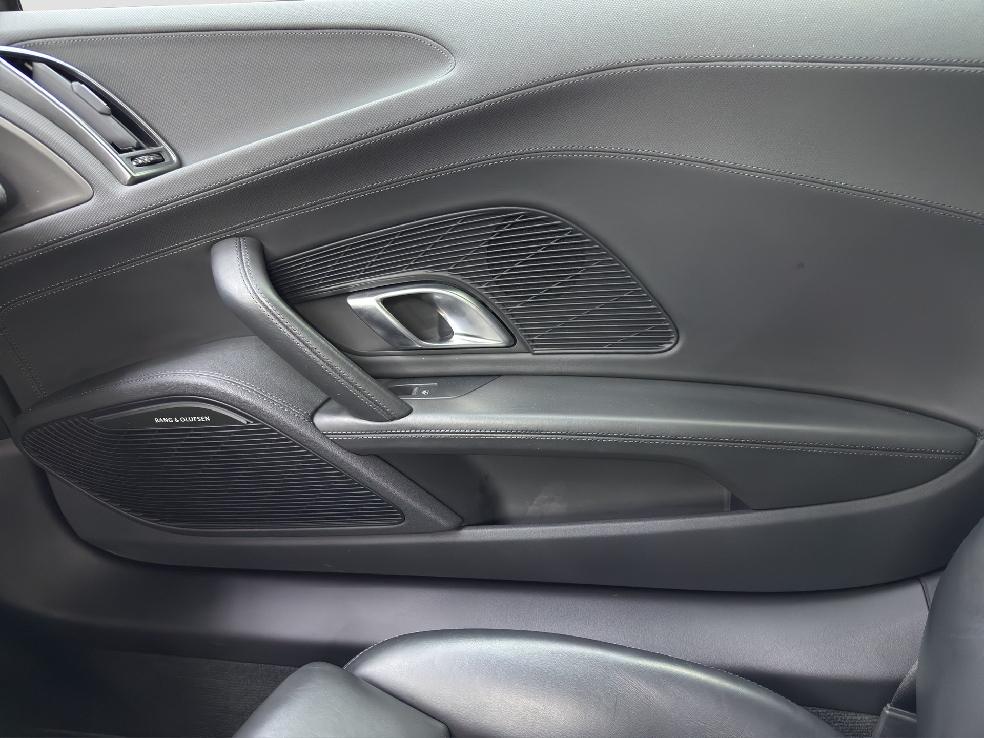 AUDI R8 Spyder RWD S-Tronic-image-25