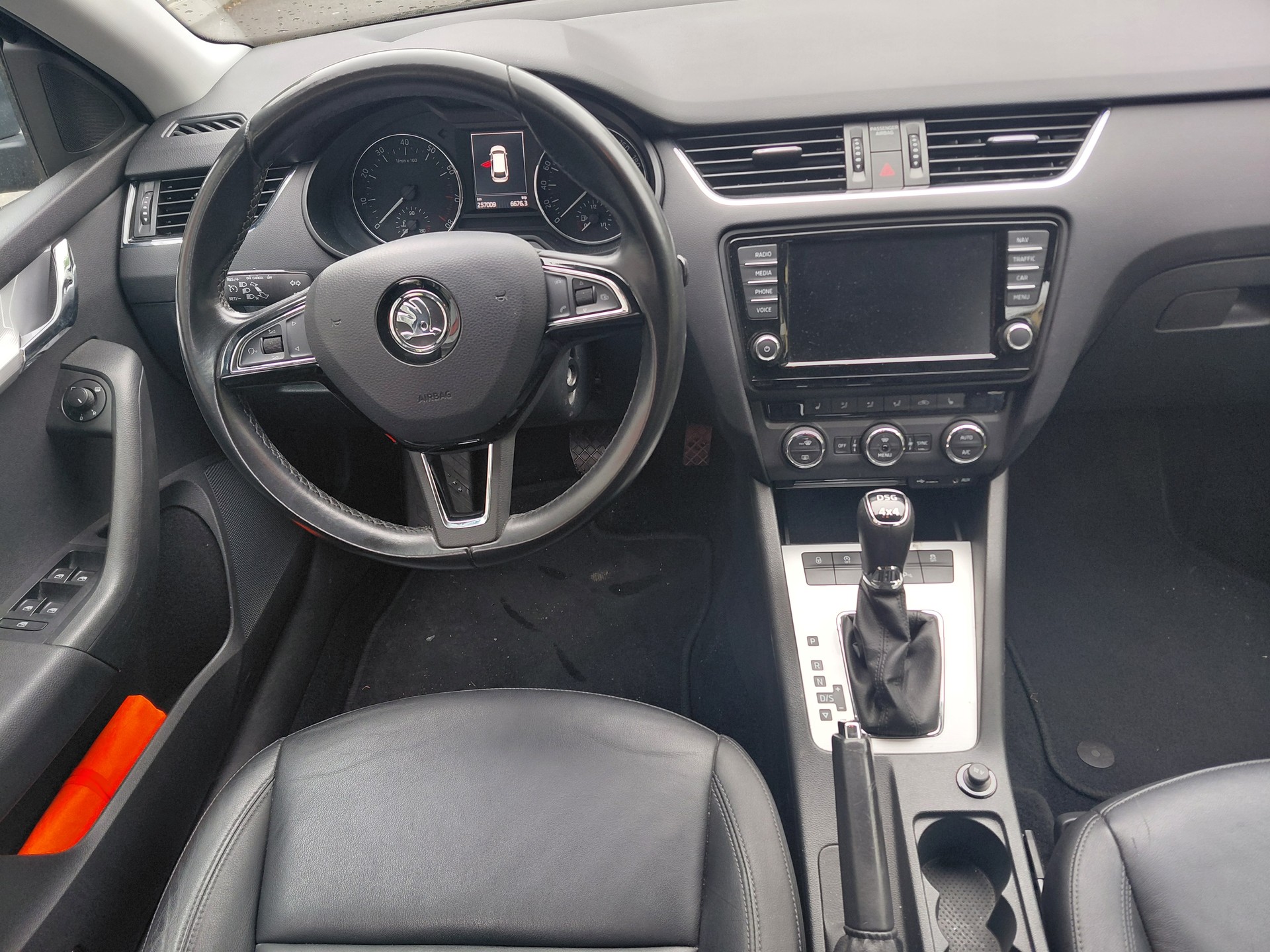 SKODA Octavia Combi 1.8 TSI Swiss Edition 4x4 DSG-image-9