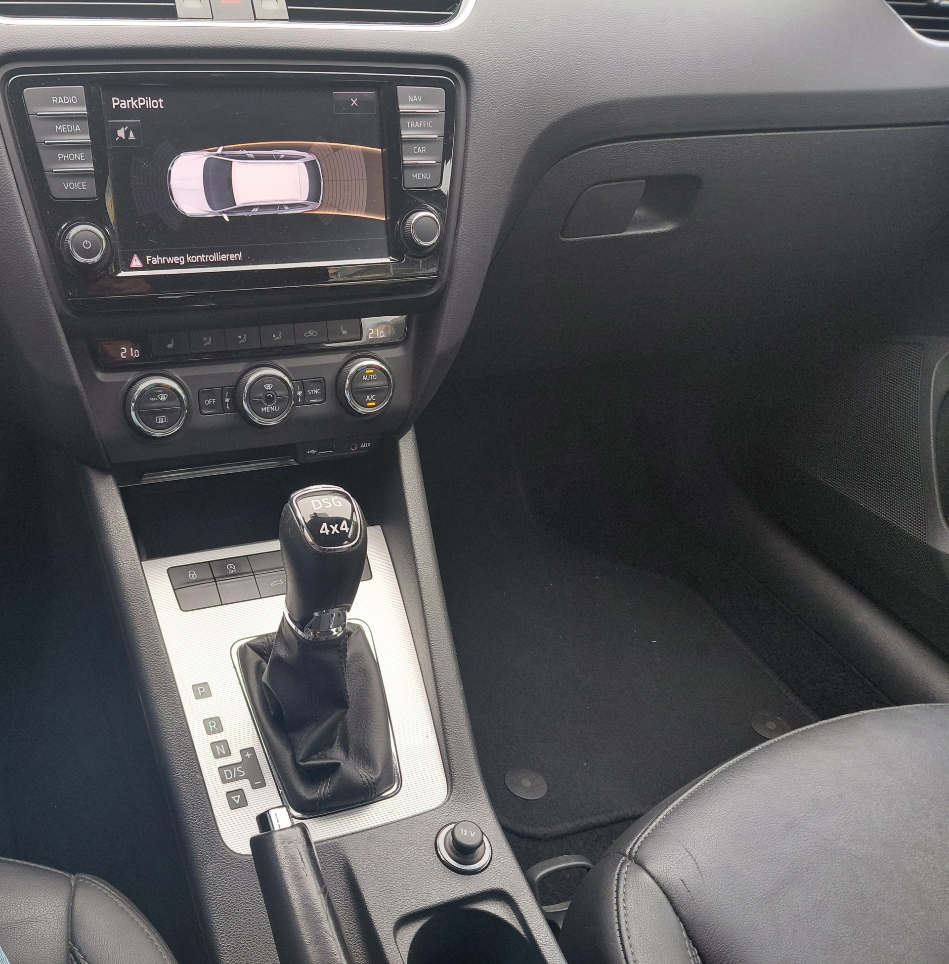 SKODA Octavia Combi 1.8 TSI Swiss Edition 4x4 DSG-image-13
