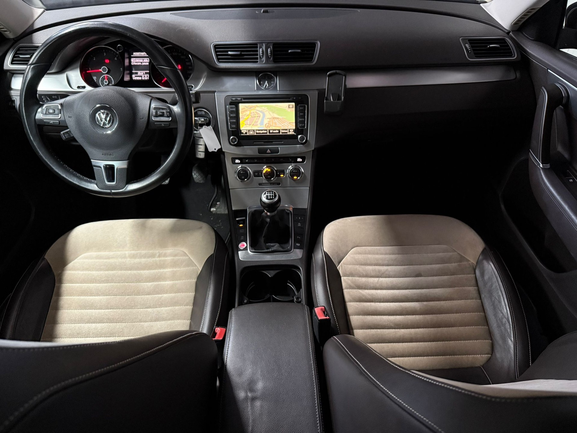 VW Passat 2.0 TDI BlueMotion Technology Highline-image-11