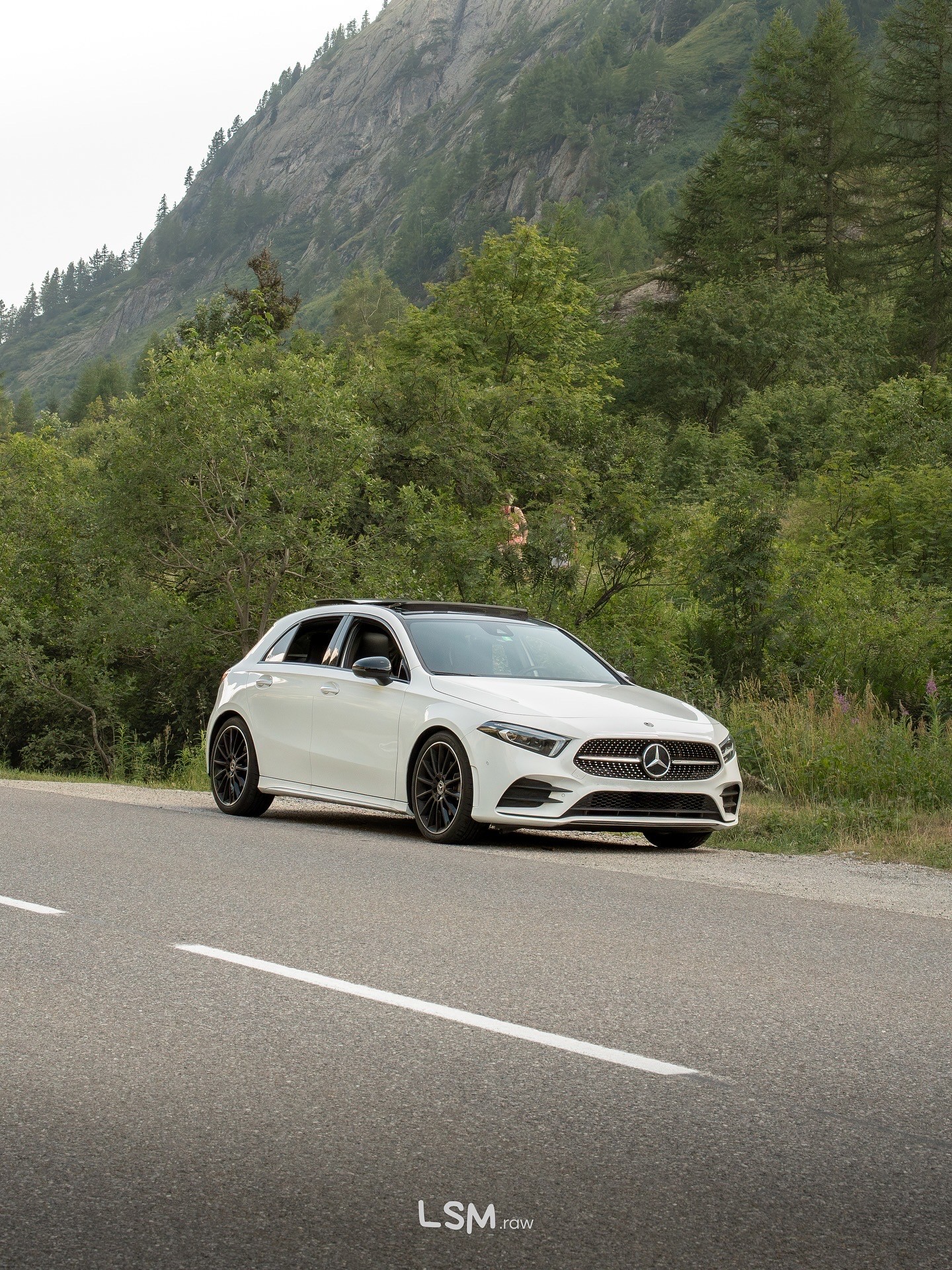 MERCEDES-BENZ A 200 AMG Line-image-1