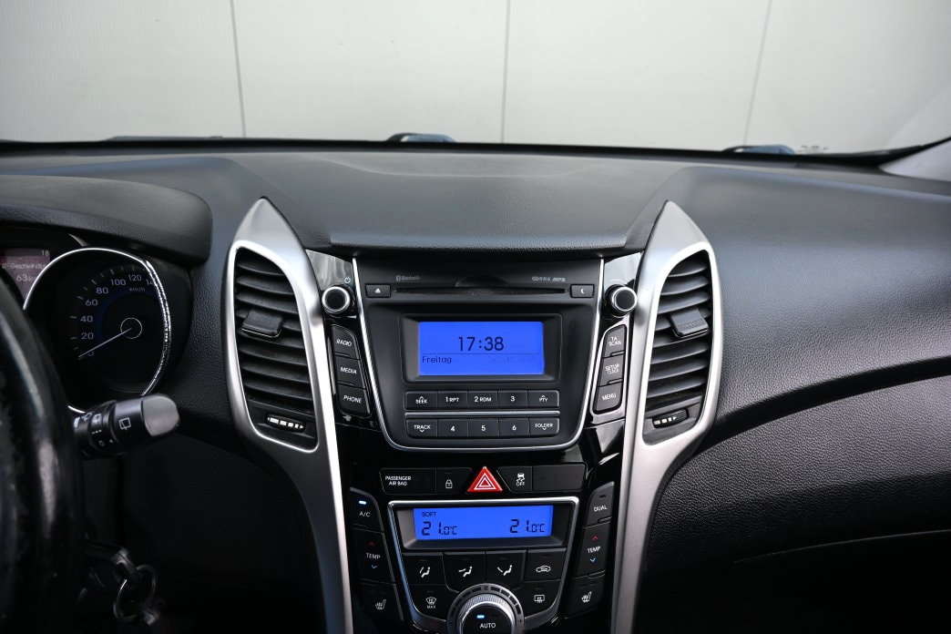 HYUNDAI i30 Wagon 1.6 CRDi Plena Automatic DCT-image-9