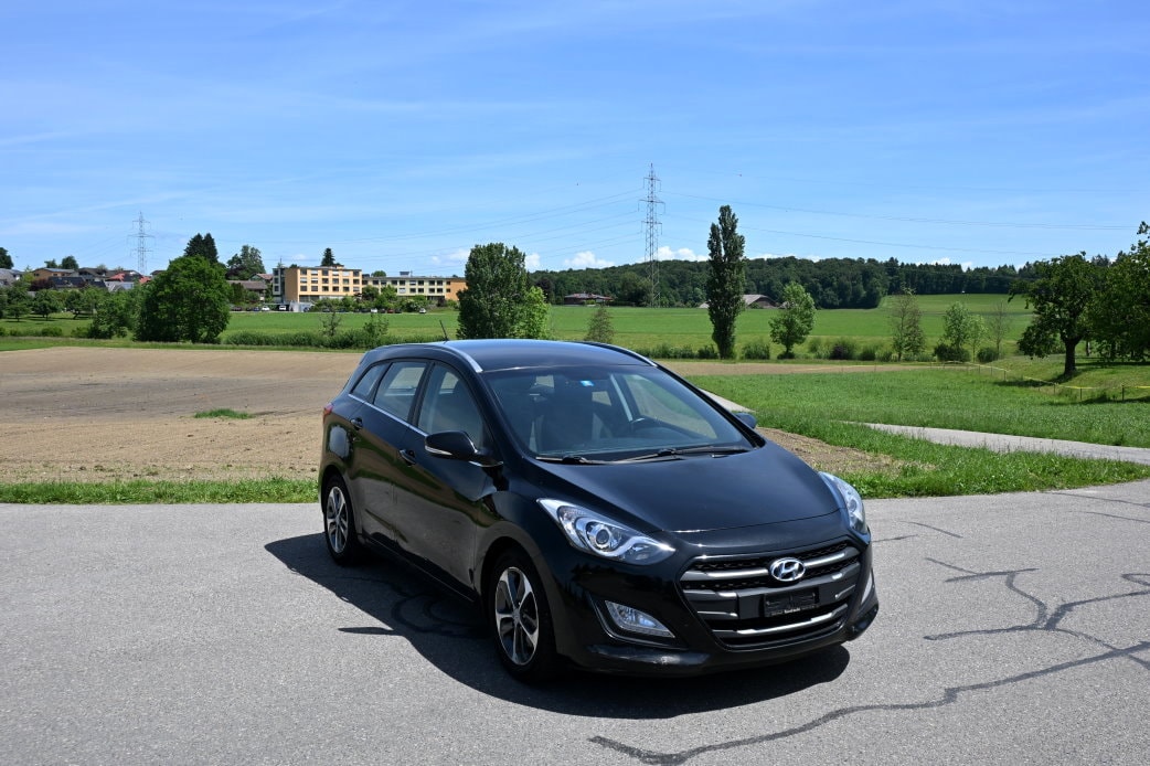 HYUNDAI i30 Wagon 1.6 CRDi Plena Automatic DCT-image-1