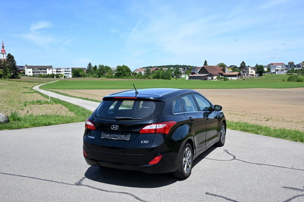 HYUNDAI i30 Wagon 1.6 CRDi Plena Automatic DCT-image-2