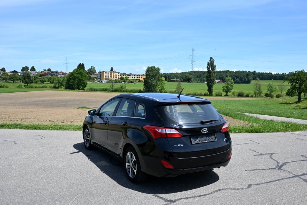 HYUNDAI i30 Wagon 1.6 CRDi Plena Automatic DCT-image-3
