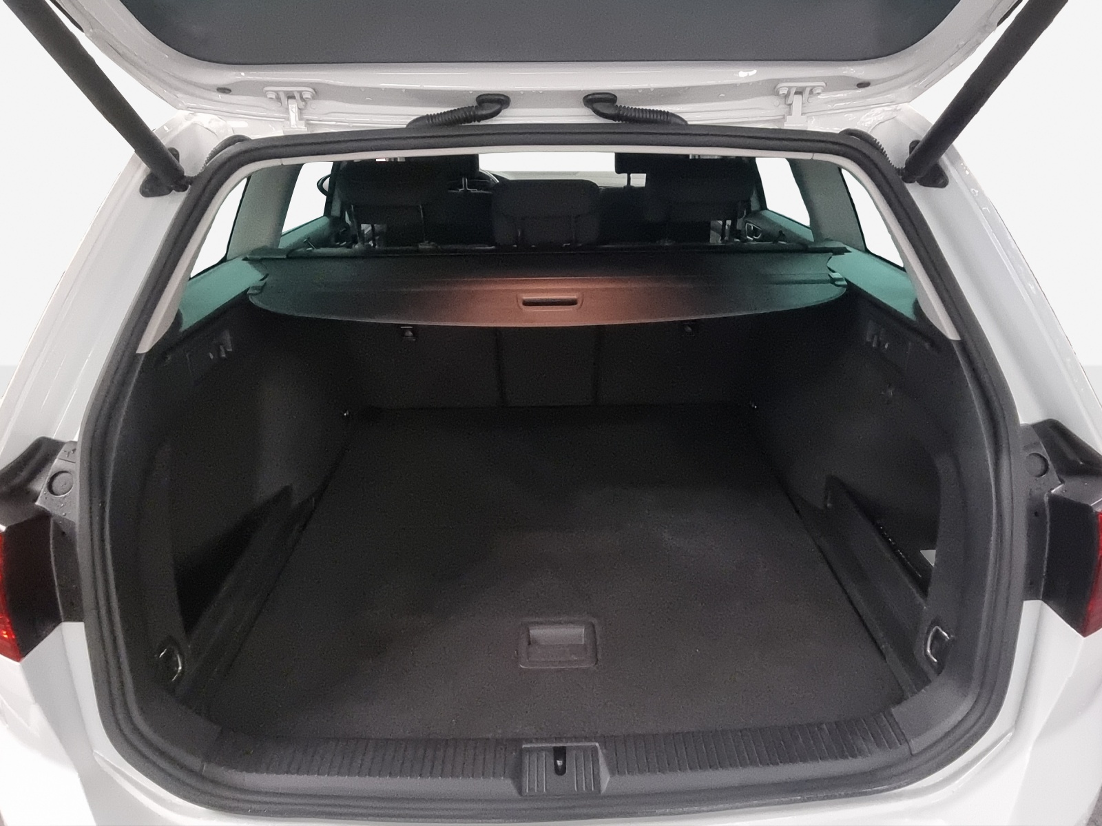 VW Passat Variant 2.0 TSI Business DSG-image-12