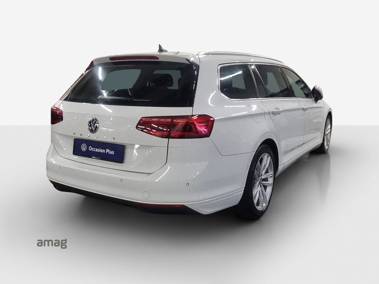 VW Passat Variant 2.0 TSI Business DSG-image-4