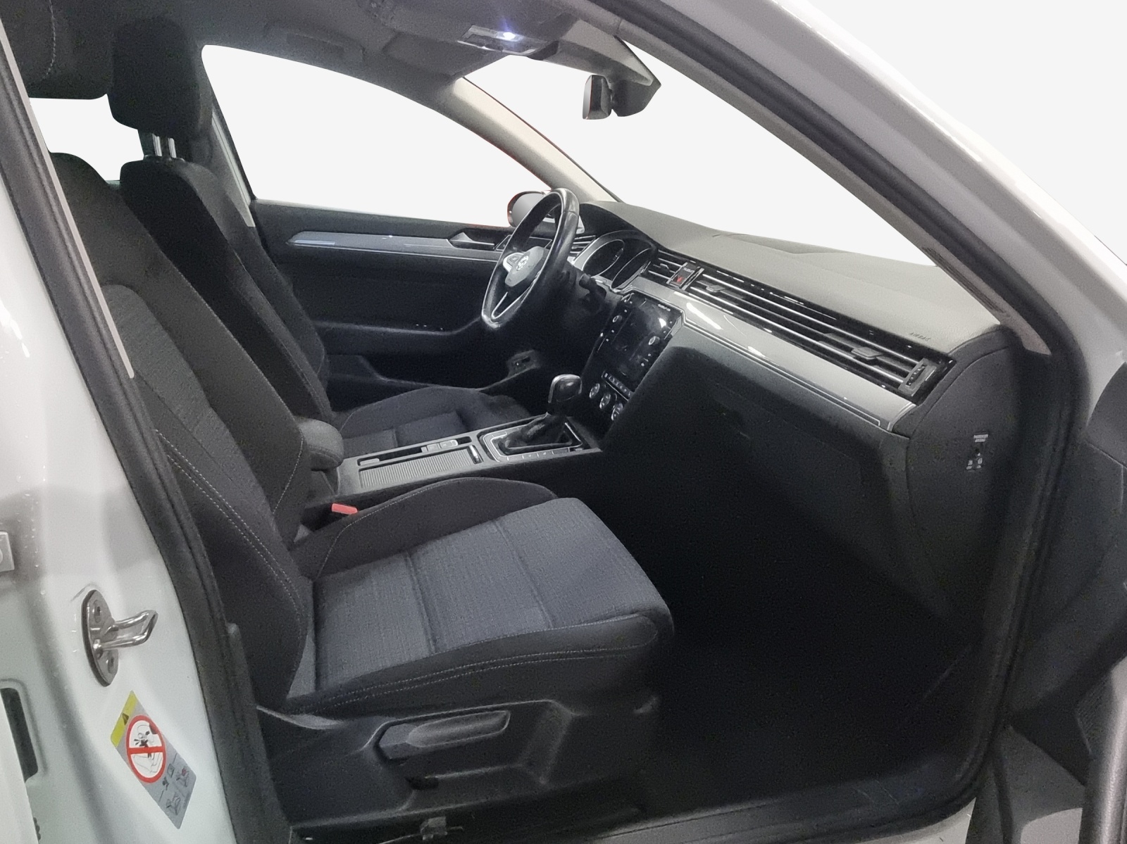 VW Passat Variant 2.0 TSI Business DSG-image-15