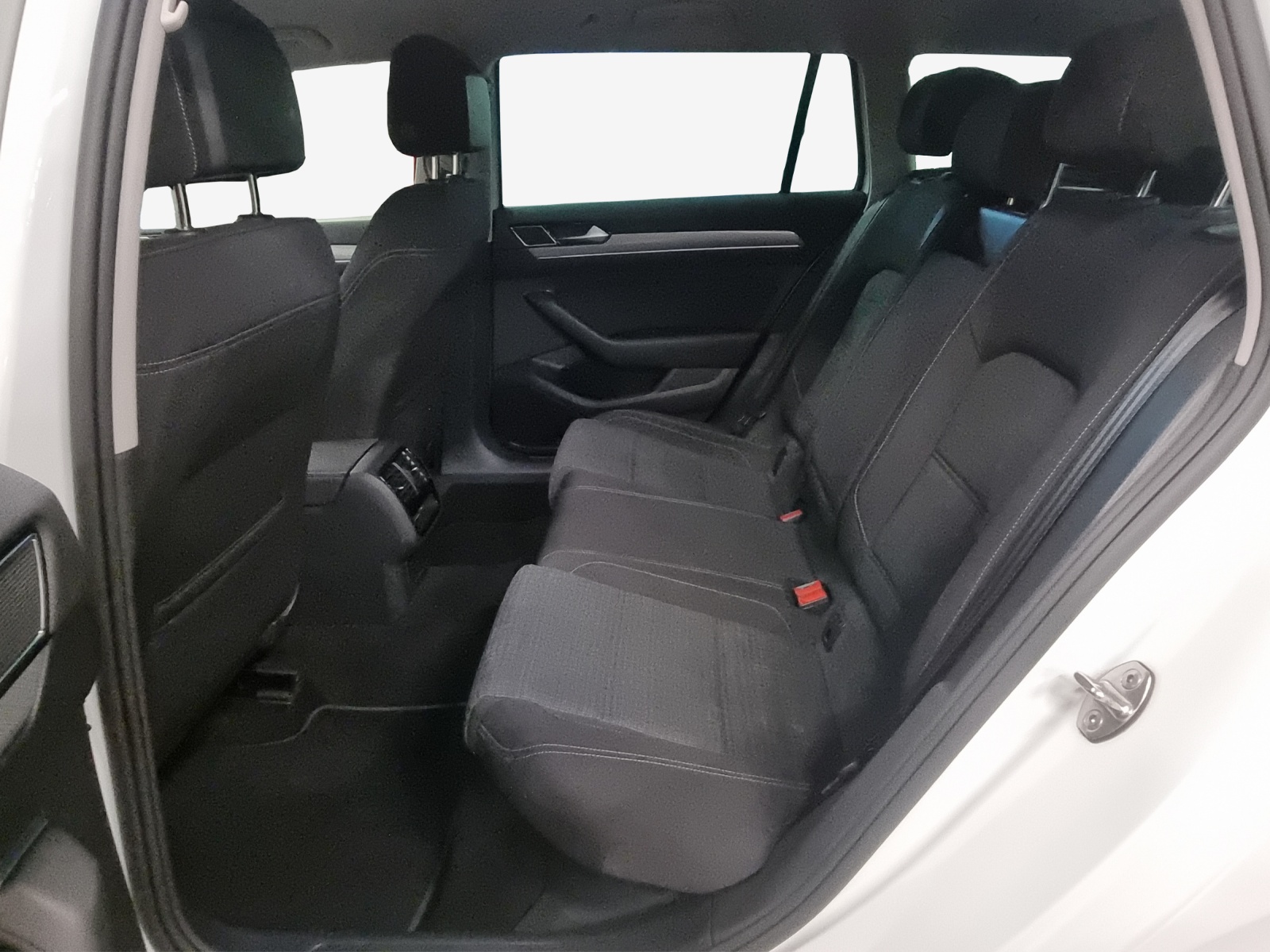 VW Passat Variant 2.0 TSI Business DSG-image-11