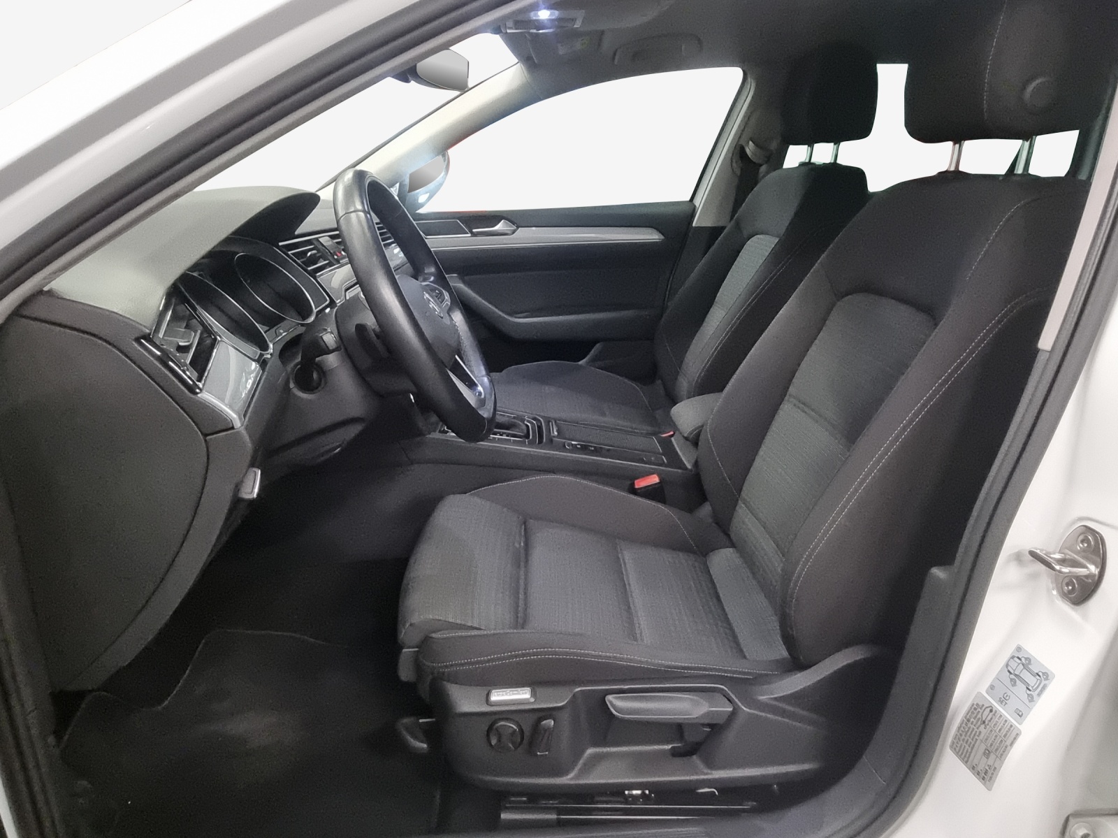 VW Passat Variant 2.0 TSI Business DSG-image-7