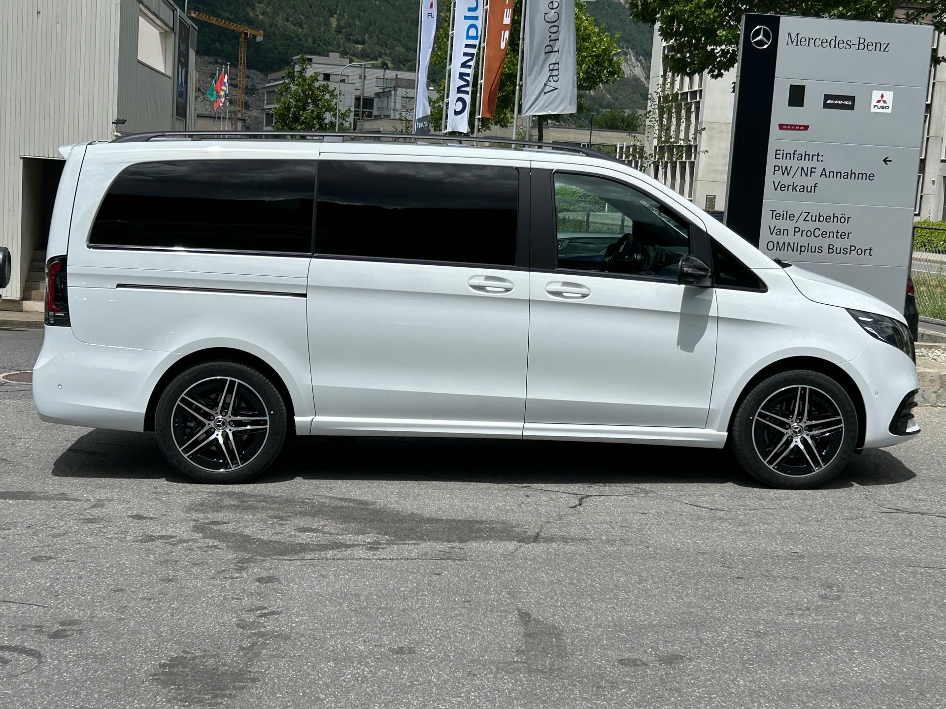MERCEDES-BENZ V 300d Exclusive Lang SWISS EDITION 4Matic-image-13