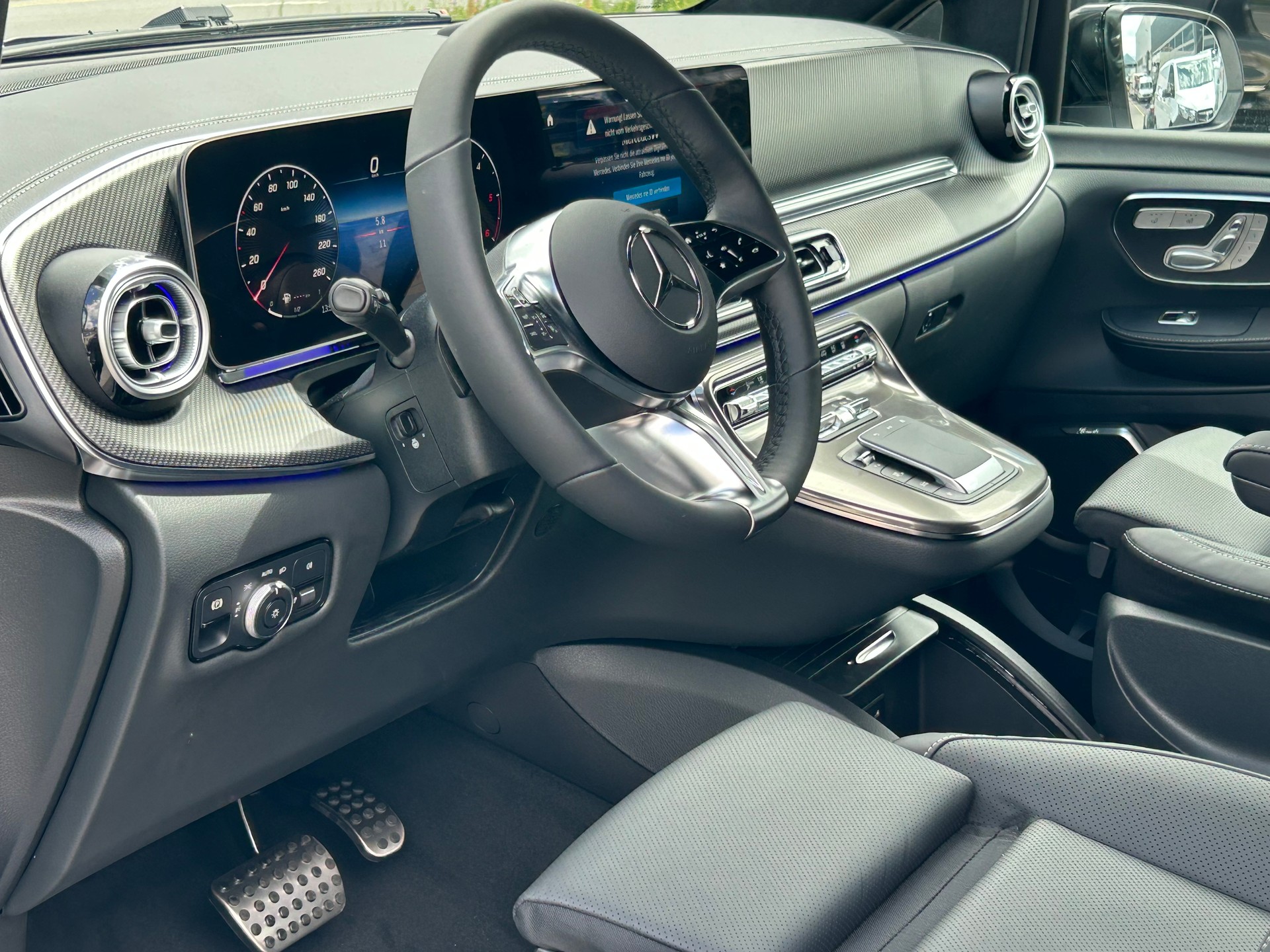 MERCEDES-BENZ V 300d Exclusive Lang SWISS EDITION 4Matic-image-15