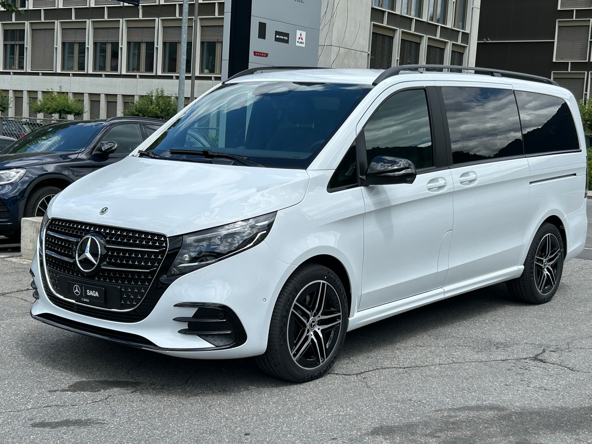 MERCEDES-BENZ V 300d Exclusive Lang SWISS EDITION 4Matic-image-2