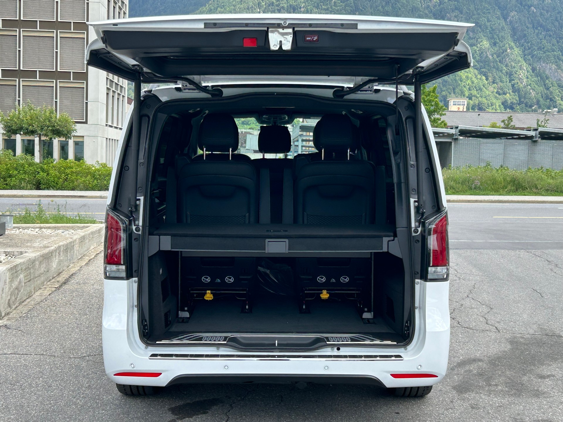 MERCEDES-BENZ V 300d Exclusive Lang SWISS EDITION 4Matic-image-10