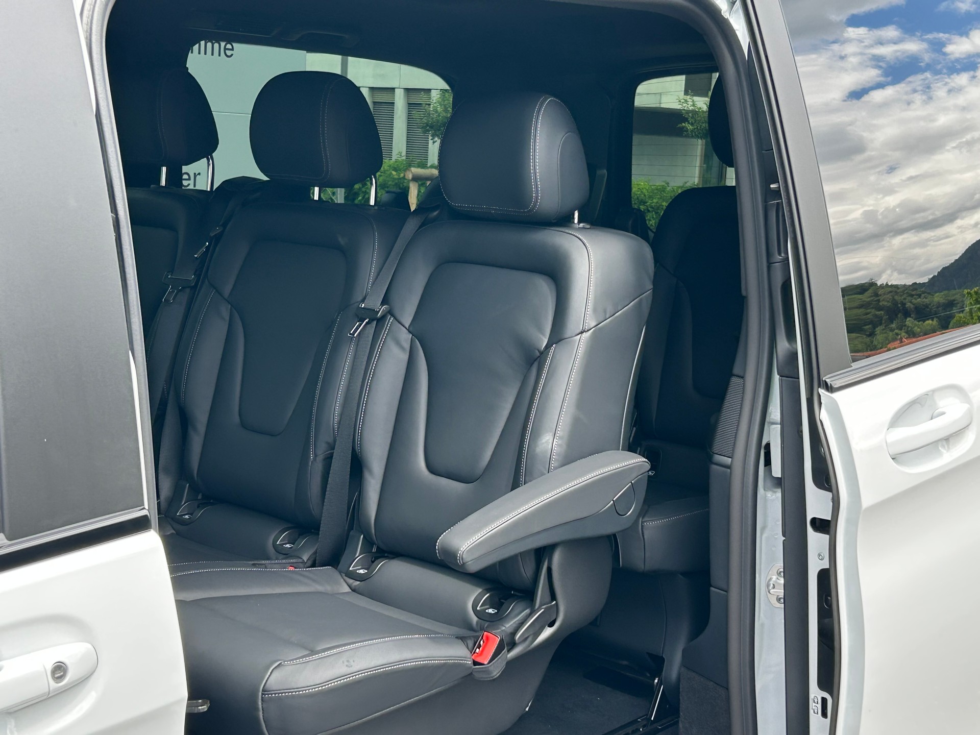 MERCEDES-BENZ V 300d Exclusive Lang SWISS EDITION 4Matic-image-5