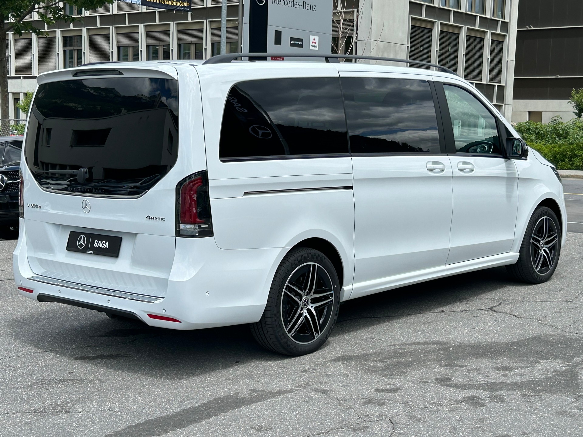 MERCEDES-BENZ V 300d Exclusive Lang SWISS EDITION 4Matic-image-12