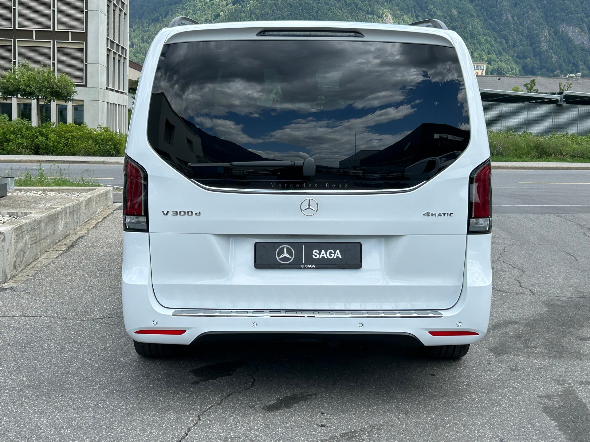 MERCEDES-BENZ V 300d Exclusive Lang SWISS EDITION 4Matic-image-8