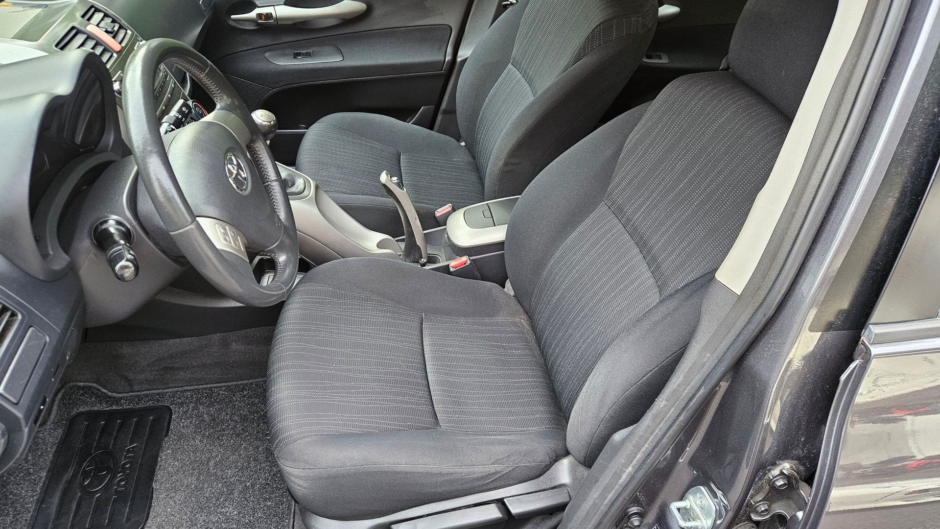 TOYOTA Auris 2.0 D-4D Linea Luna-image-7