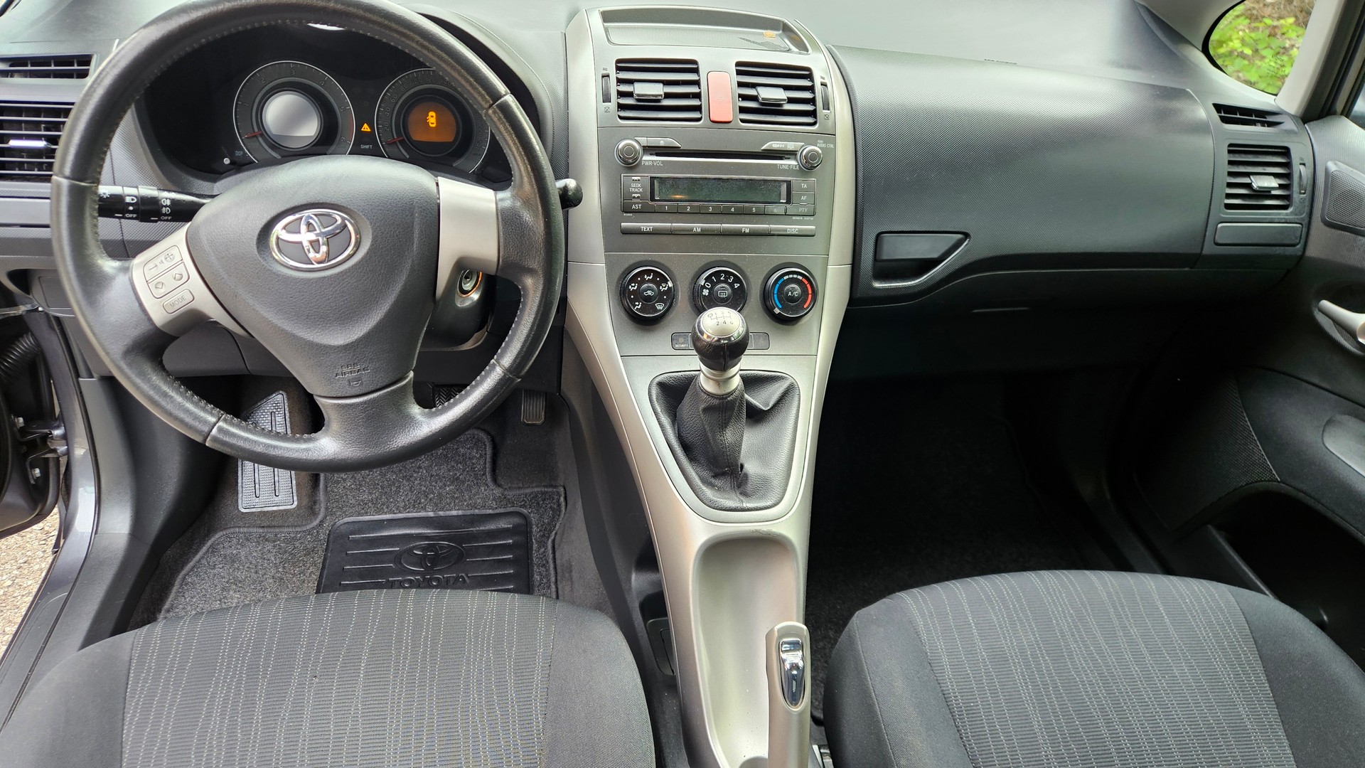 TOYOTA Auris 2.0 D-4D Linea Luna-image-9