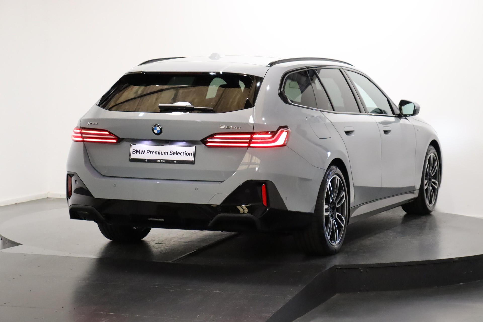 BMW 520d xDrive Touring-image-2
