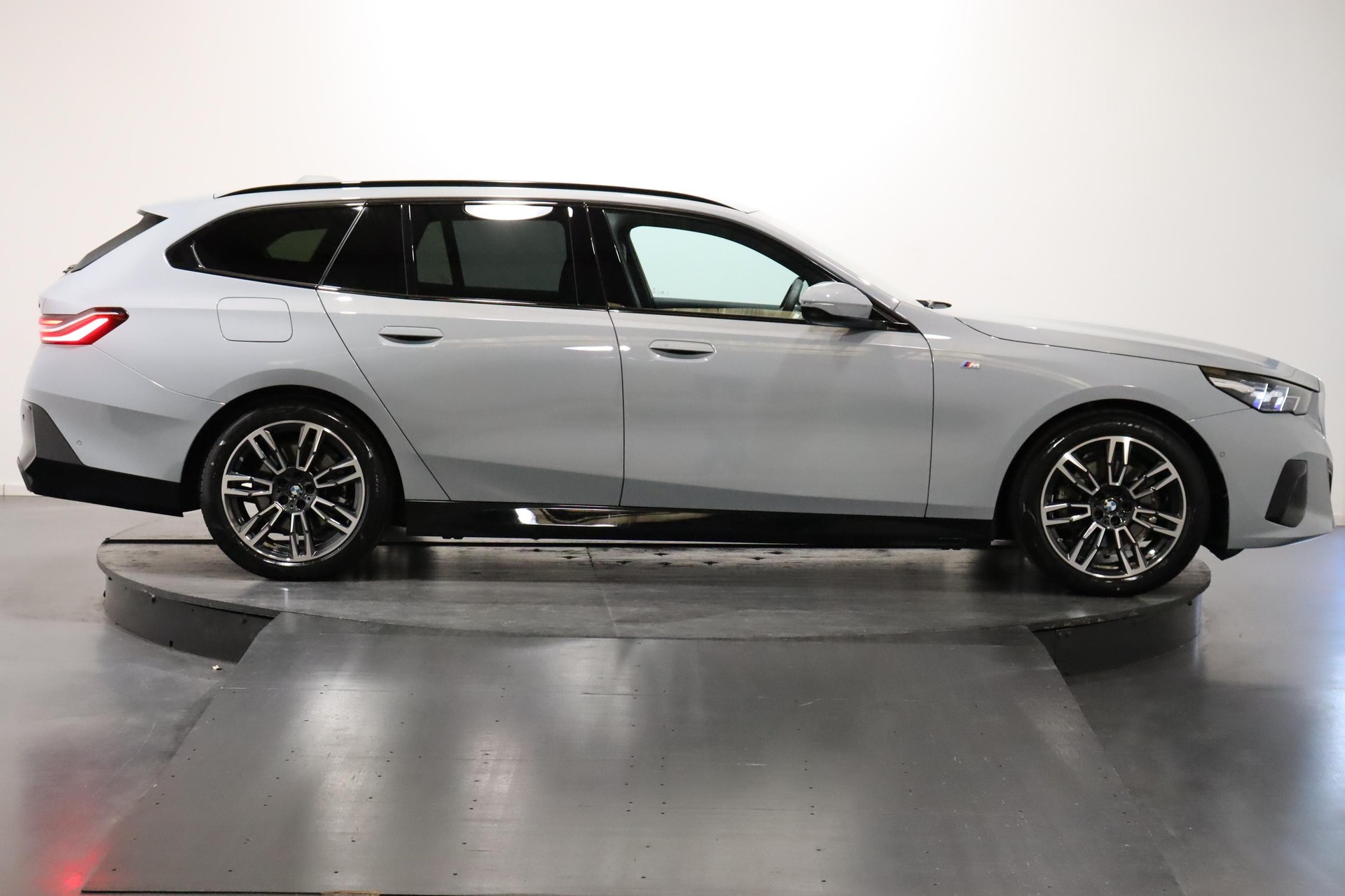 BMW 520d xDrive Touring-image-3