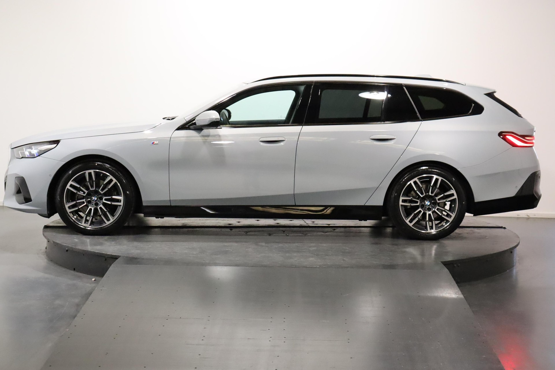 BMW 520d xDrive Touring-image-1