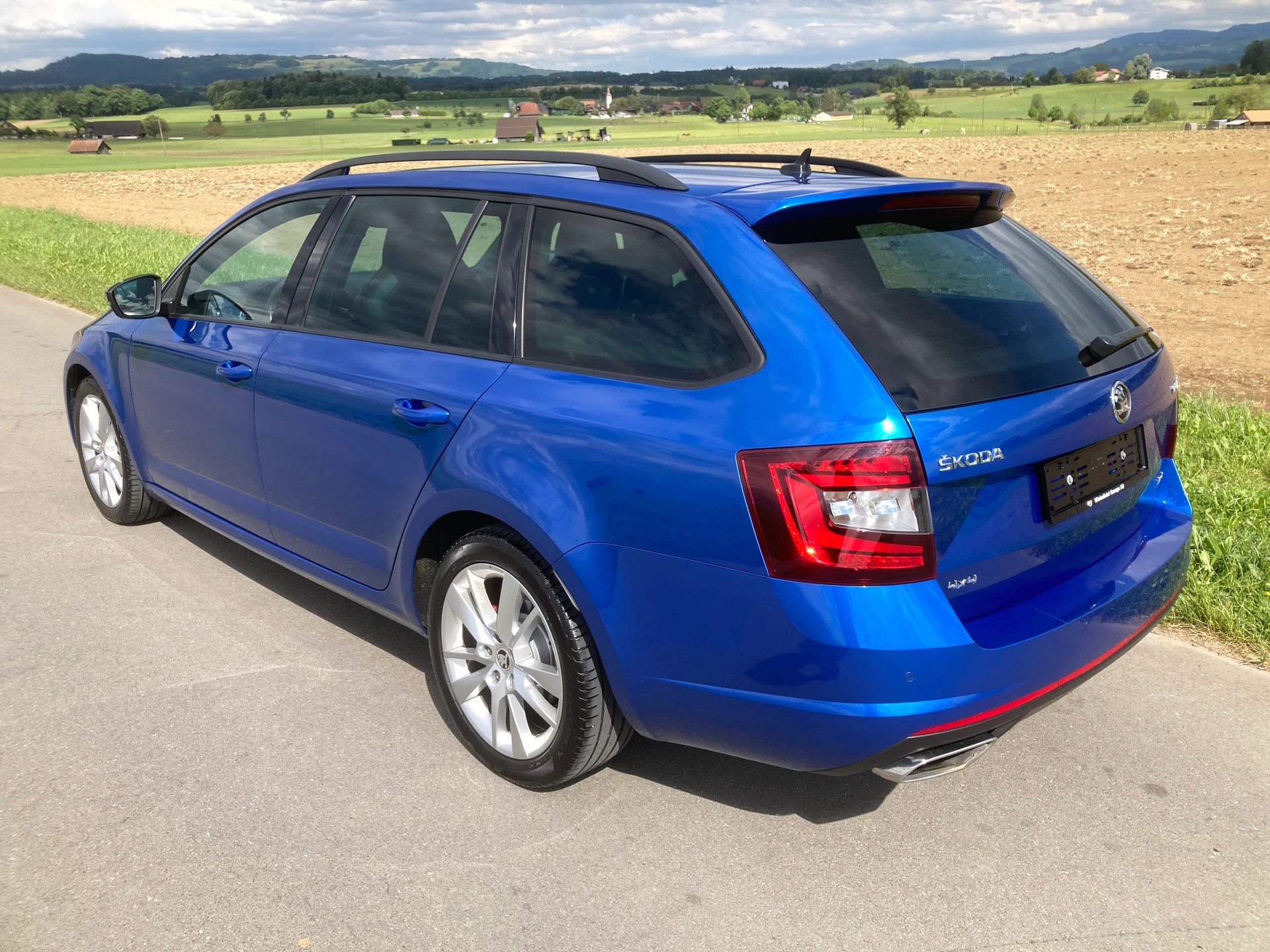 SKODA Octavia Combi 2.0 TDI RS 4x4 DSG mit Anhängerkupplung-image-3