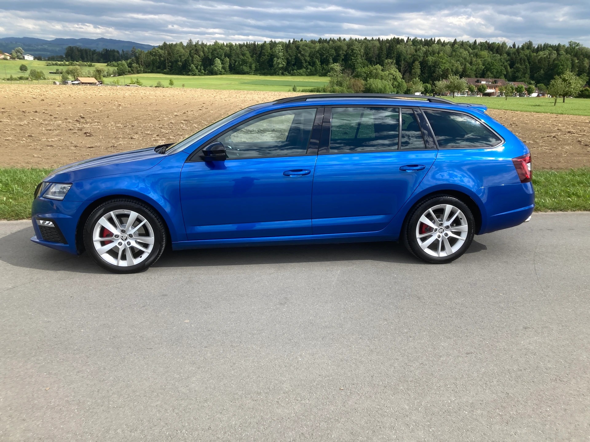 SKODA Octavia Combi 2.0 TDI RS 4x4 DSG mit Anhängerkupplung-image-4