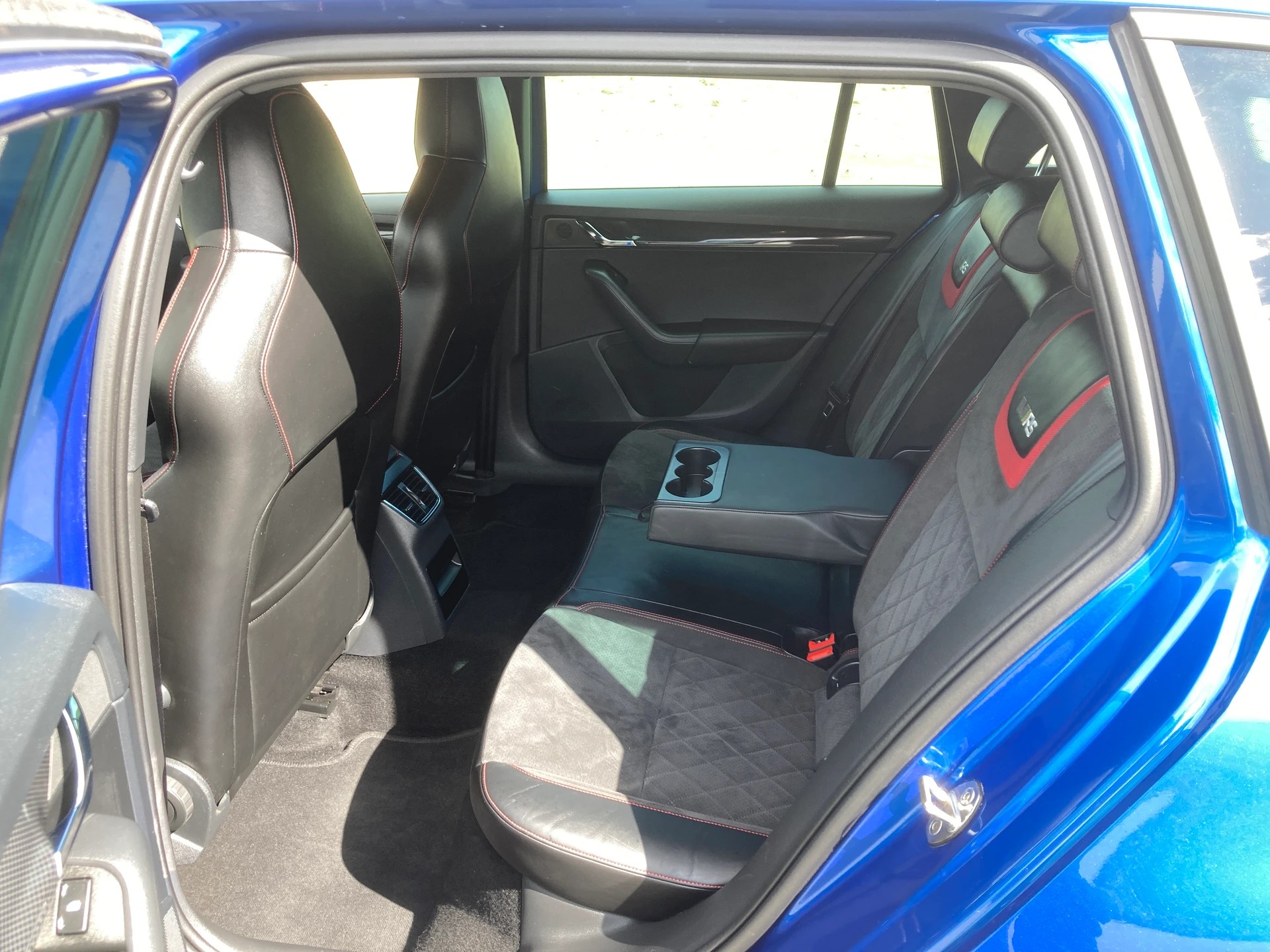 SKODA Octavia Combi 2.0 TDI RS 4x4 DSG mit Anhängerkupplung-image-7