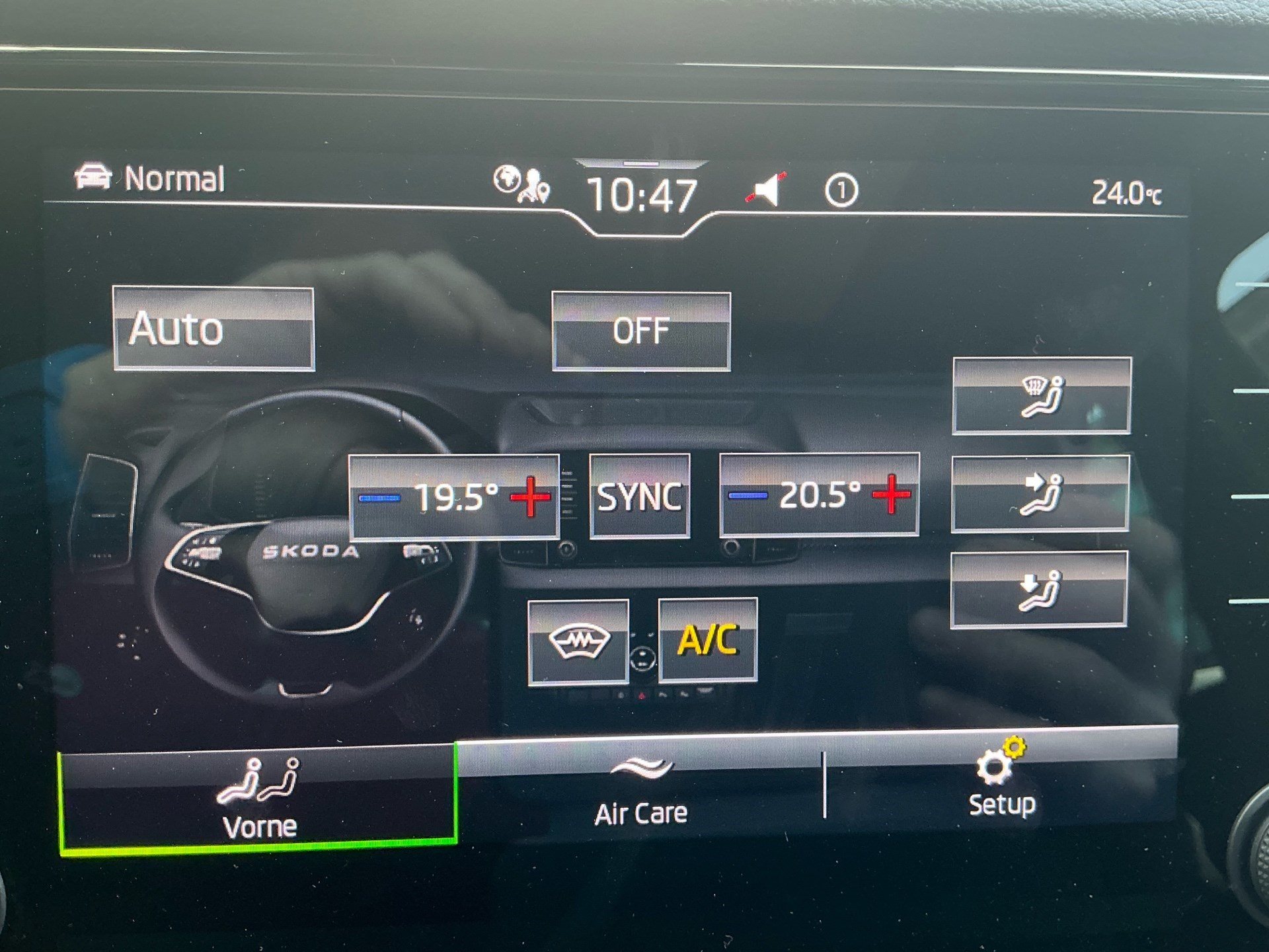 SKODA Karoq Sportline 4x4 *** PANORAMADACH & ANHÄNGERKUPPLUNG ***-image-23